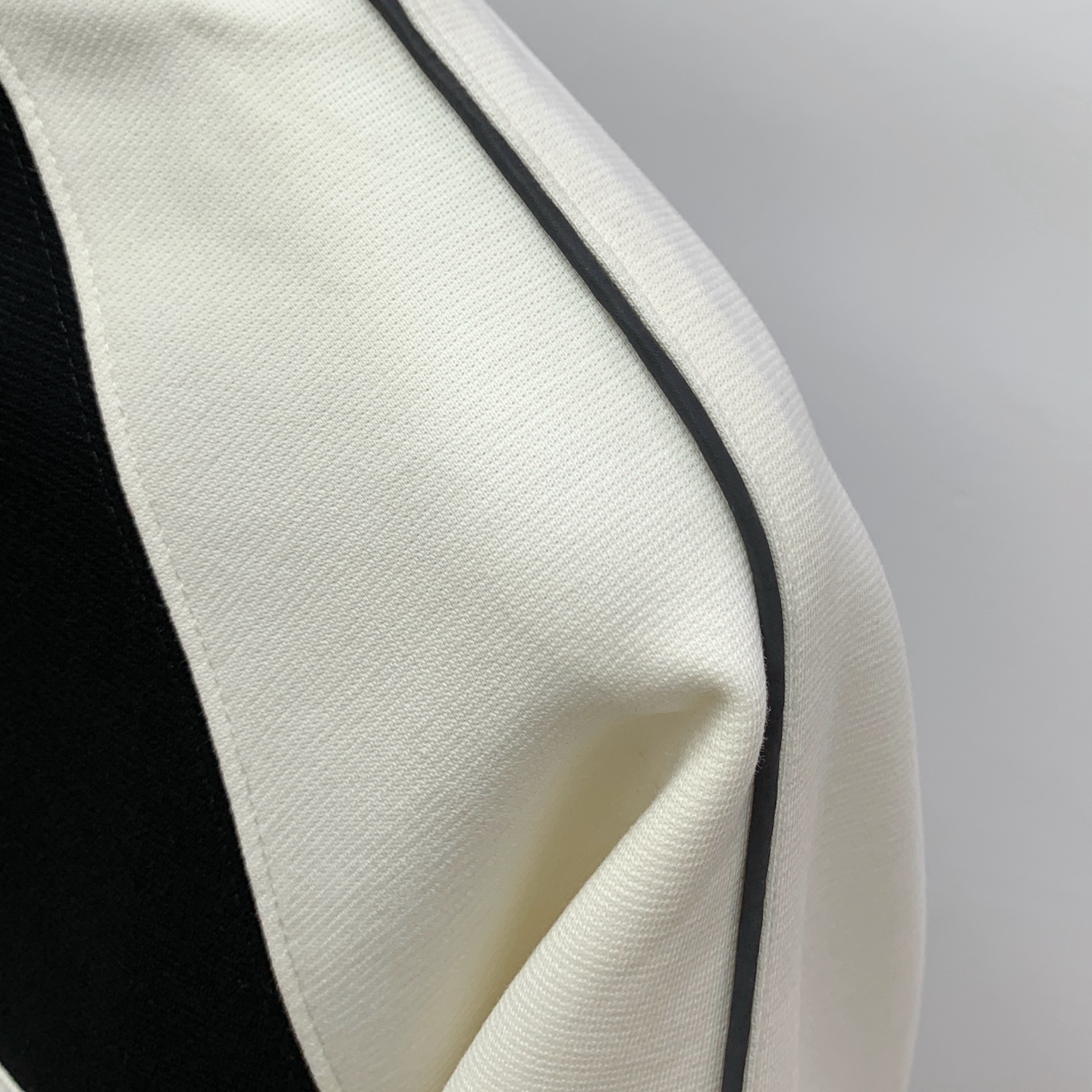 P巴黎世家25SS【新品】最新最顶级版本精美工艺圆领卫衣，最顶级的品质专柜原单套头衫，顶级制作工艺进口面