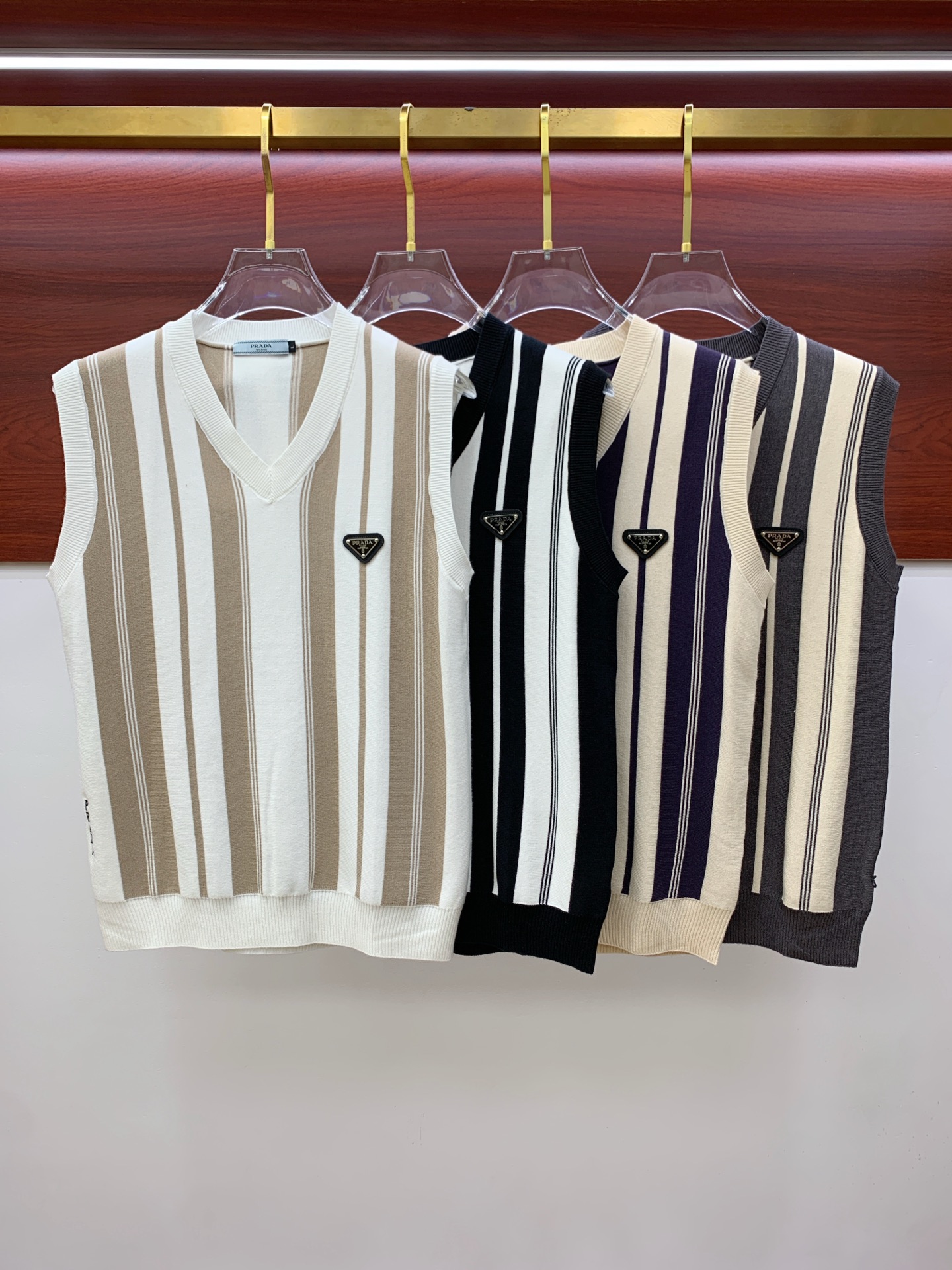 NO:532141,Prada 25ss [New Product] Autumn and Winter Casual Knitted Vest Sweater!  The clothes feel soft and skin-friendly, visually exquisite, textured, noble, very simple and quality. The unique neutral tone instantly illuminates your overall look, the classic and fashion blend simple without losing style. Just be both business and casual, versatile and not picky!  M-3XL, prada, sweaters, alexander wang19860909普拉达25ss【新品】秋冬休闲针织背心毛衣！衣服触感柔软亲肤,视觉上很精致、有质感、高贵,非常简单也很显品质.独特的中性色调,瞬间点亮你的整体造型,经典与时尚融合简约而不失格调.商务休闲俩即可,百搭不挑！M-3XL,,prada,sweaters,alexander wang,Men's clothing