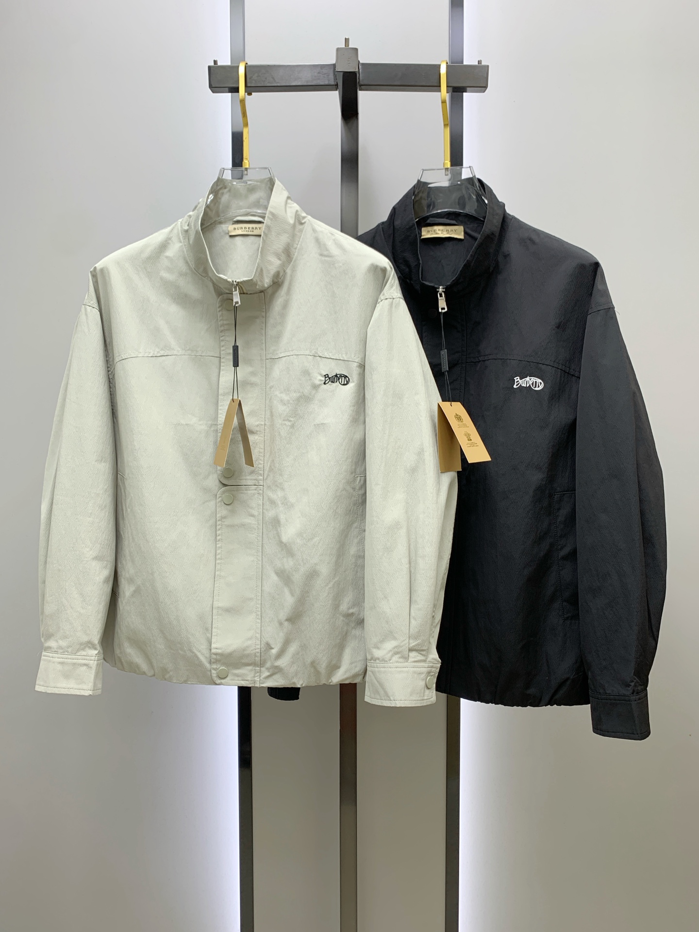 NO:539458,Burberry 25ss early autumn [new product] windbreaker jacket jacket popular, autumn and winter counter new casual and fashionable jacket jacket!  Super avant-garde design style, delicate and comfortable, very light and not easy to wrinkle. Multiple craftsmanship The overall design is quite visual, the upper body is casual and stylish, with a certain degree of clarity, absolutely recommended to be at the most cutting-edge fashion temperament, a must-have for urban casualness. Number of codes M~3XL, burberry, jackets & coats, jackets & coats, alexander wang19860909巴宝莉25ss早秋【新品】风衣夹克外套爆款 秋冬专柜新款休闲时尚夹克外套！超前卫设计风格 细腻舒适 穿着非常轻便不易起皱.多重重工艺 整体的设计颇具视觉感,上身休闲有型,有一定的挺括度,绝对走在时尚最尖端的气质感推荐,都市休闲必备.码数M~3XL,,burberry,jackets & coats,jackets & coats,alexander wang,Men's clothing