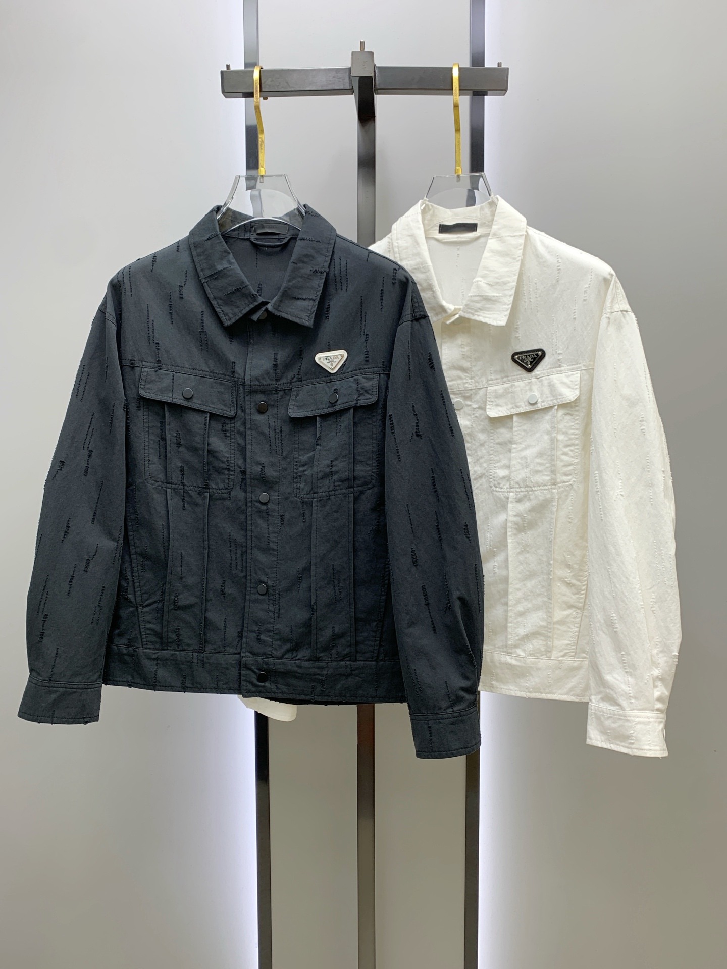 NO:539461,Prada 25ss early autumn [new product] windbreaker jacket jacket popular, autumn and winter counter new casual and fashionable jacket jacket!  Super avant-garde design style, delicate and comfortable, very light and not easy to wrinkle. Multiple craftsmanship The overall design is quite visual, the upper body is casual and stylish, with a certain degree of clarity, absolutely recommended to be at the most cutting-edge fashion temperament, a must-have for urban casualness. Number of codes M~3XL, prada, jackets & coats, jackets & coats, alexander wang19860909普拉达25ss早秋【新品】风衣夹克外套爆款 秋冬专柜新款休闲时尚夹克外套！超前卫设计风格 细腻舒适 穿着非常轻便不易起皱.多重重工艺 整体的设计颇具视觉感,上身休闲有型,有一定的挺括度,绝对走在时尚最尖端的气质感推荐,都市休闲必备.码数M~3XL,,prada,jackets & coats,jackets & coats,alexander wang,Men's clothing