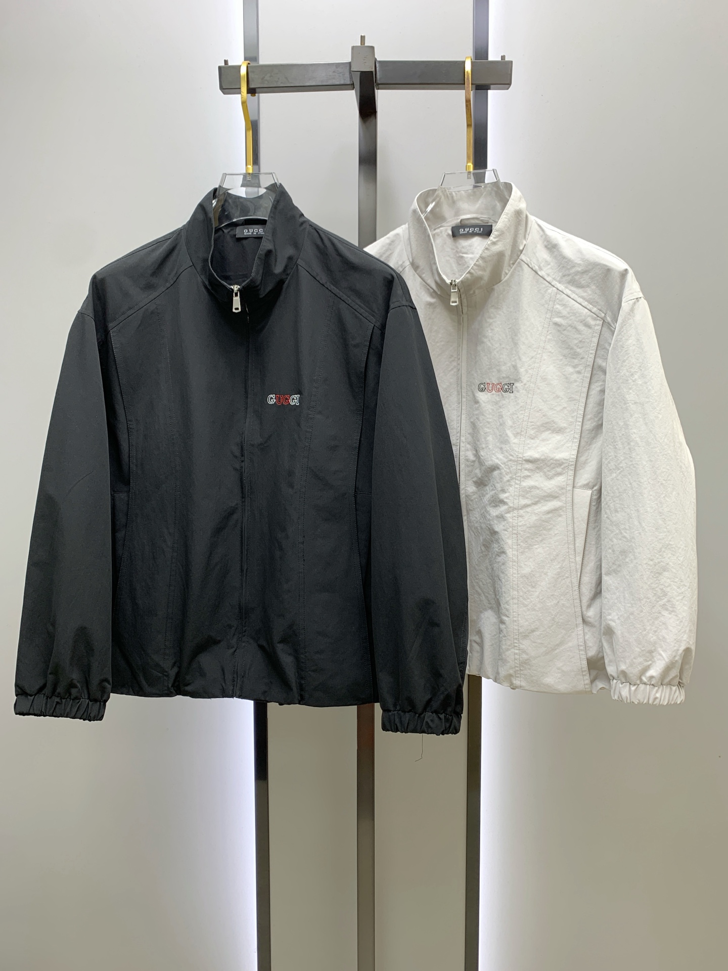 NO:539464,Gucci 25ss early autumn [new product] windbreaker jacket jacket hits the new casual and fashionable jacket for autumn and winter counter!  Super avant-garde design style, delicate and comfortable, very light and not easy to wrinkle. Multiple craftsmanship The overall design is quite visual, the upper body is casual and stylish, with a certain degree of clarity, absolutely recommended to be at the most cutting-edge fashion temperament, a must-have for urban casualness. Number of codes M~3XL, gucci, jackets & coats, jackets & coats, alexander wang19860909古驰25ss早秋【新品】风衣夹克外套爆款 秋冬专柜新款休闲时尚夹克外套！超前卫设计风格 细腻舒适 穿着非常轻便不易起皱.多重重工艺 整体的设计颇具视觉感,上身休闲有型,有一定的挺括度,绝对走在时尚最尖端的气质感推荐,都市休闲必备.码数M~3XL,,gucci,jackets & coats,jackets & coats,alexander wang,Men's clothing