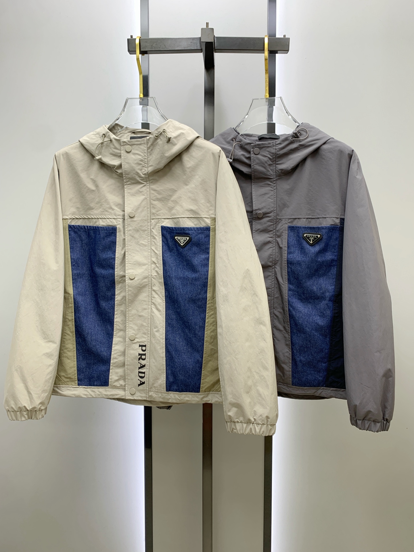 NO:539465,Prada 25ss early autumn [new product] windbreaker jacket jacket popular, autumn and winter counter new casual and fashionable jacket jacket!  Super avant-garde design style, delicate and comfortable, very light and not easy to wrinkle. Multiple craftsmanship The overall design is quite visual, the upper body is casual and stylish, with a certain degree of clarity, absolutely recommended to be at the most cutting-edge fashion temperament, a must-have for urban casualness. Number of codes M~3XL, prada, jackets & coats, jackets & coats, alexander wang19860909普拉达25ss早秋【新品】风衣夹克外套爆款 秋冬专柜新款休闲时尚夹克外套！超前卫设计风格 细腻舒适 穿着非常轻便不易起皱.多重重工艺 整体的设计颇具视觉感,上身休闲有型,有一定的挺括度,绝对走在时尚最尖端的气质感推荐,都市休闲必备.码数M~3XL,,prada,jackets & coats,jackets & coats,alexander wang,Men's clothing