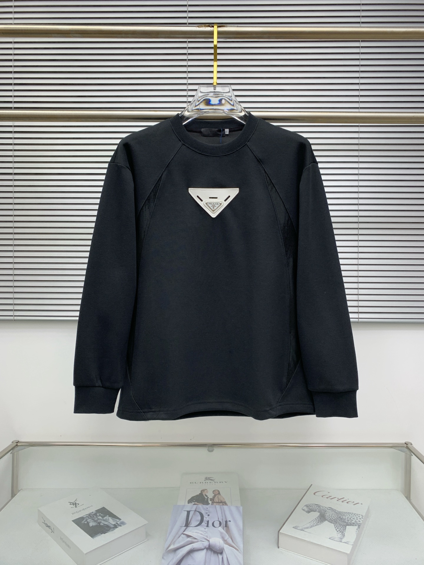 NO:524523,Prada 25SS [New Product] The latest and most top version of exquisite craft round neck sweatshirt, the top quality counter original single pullover, the top production process imported fabric, the counter quality heavy industry embroidery design, using imported high-end customized fabric, and the imported silk thread feels first-class!  The same style as men and women are on sale on the official website!  Complete three standards, code number M-3XL, prada, hoodie, sweatshirts, alexander wang19860909普拉达25SS【新品】最新最顶级版本精美工艺圆领卫衣,最顶级的品质专柜原单套头衫,顶级制作工艺进口面料,专柜品质重工刺绣设计,采用进口高端订制面料,进口丝线手感一流！男女同款官网在售！三标齐全 码数M-3XL,,prada,hoodie,sweatshirts,alexander wang,Men's clothing