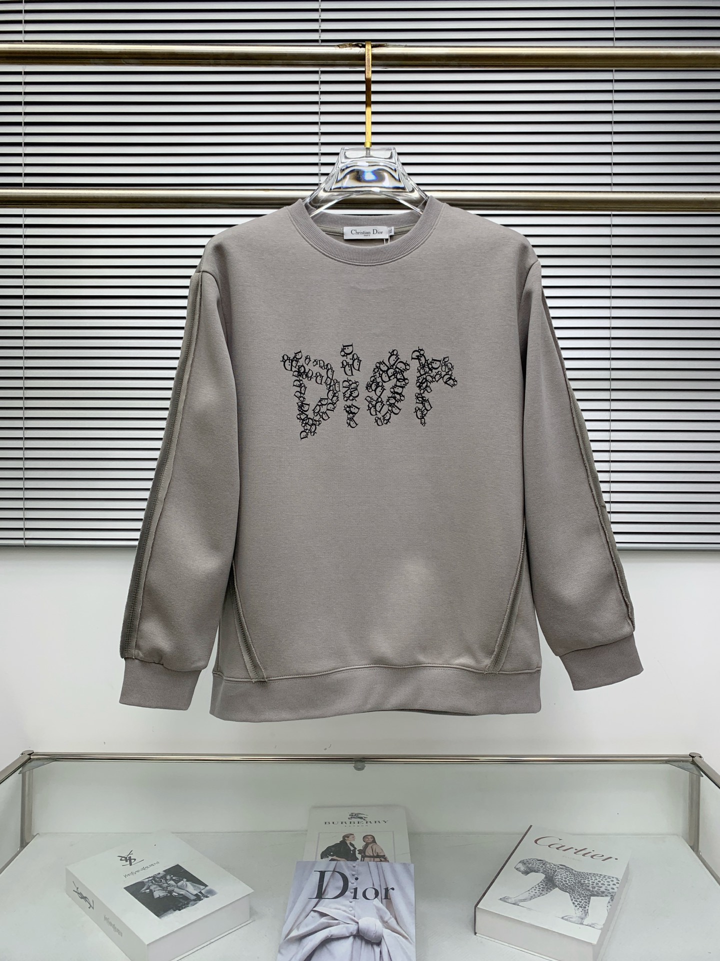 NO:524525,Dior 25SS [New Product] The latest and most top version of exquisite craft round neck sweatshirt, the top quality counter original single pullover, the top production process imported fabric, the counter quality heavy industry embroidery design, using imported high-end customized fabrics, and the imported silk thread feels first-class!  The same style as men and women are on sale on the official website!  Complete three standards, code number M-3XL, dior, hoodie, sweatshirts, alexander wang19860909迪奥25SS【新品】最新最顶级版本精美工艺圆领卫衣,最顶级的品质专柜原单套头衫,顶级制作工艺进口面料,专柜品质重工刺绣设计,采用进口高端订制面料,进口丝线手感一流！男女同款官网在售！三标齐全 码数M-3XL,,dior,hoodie,sweatshirts,alexander wang,Men's clothing