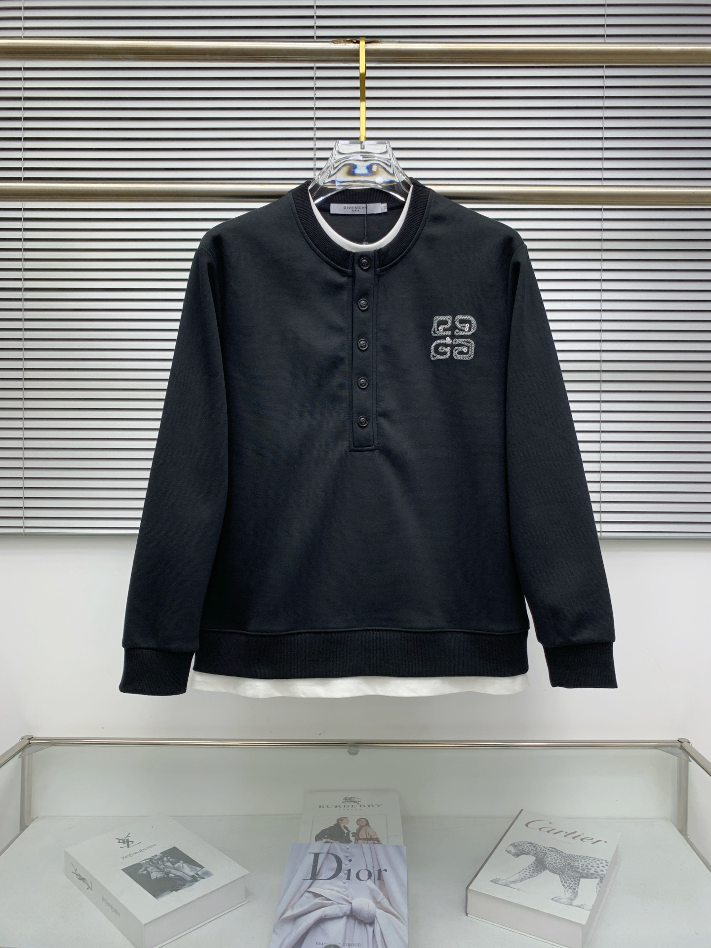 NO:524531,Givenchy 25SS [New Product] The latest and most top version of exquisite craft round neck sweatshirt, the top quality counter original single pullover, the top production process imported fabric, the counter quality heavy industry embroidery design, using imported high-end customized fabrics, and the imported silk thread feels first-class!  The same style as men and women are on sale on the official website!  Complete three standards, code number M-3XL, given hoodie, sweatshirts, alexander wang19860909纪梵希25SS【新品】最新最顶级版本精美工艺圆领卫衣,最顶级的品质专柜原单套头衫,顶级制作工艺进口面料,专柜品质重工刺绣设计,采用进口高端订制面料,进口丝线手感一流！男女同款官网在售！三标齐全 码数M-3XL,,givenchy,hoodie,sweatshirts,alexander wang,Men's clothing