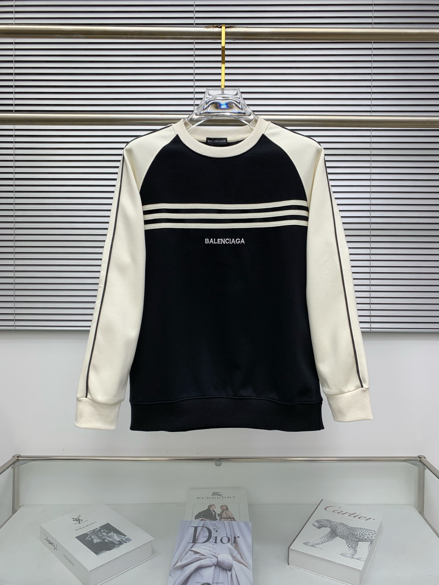 NO:681467,Balenciaga 25SS [New Product] The latest and top version of exquisite craftsmanship round neck sweatshirt, top quality counter original pullover, top quality imported fabrics, counter quality heavy embroidery design, imported high-end custom fabrics, imported silk threads with first-class feel!  The same styles for men and women are on sale on the official website!  Three complete standards, size M-3XL, balenciaga, hoodie, sweatshirts,19860909巴黎世家25SS【新品】最新最顶级版本精美工艺圆领卫衣,最顶级的品质专柜原单套头衫,顶级制作工艺进口面料,专柜品质重工刺绣设计,采用进口高端订制面料,进口丝线手感一流！男女同款官网在售！三标齐全 码数M-3XL,,balenciaga,hoodie,sweatshirts,,Men's clothing