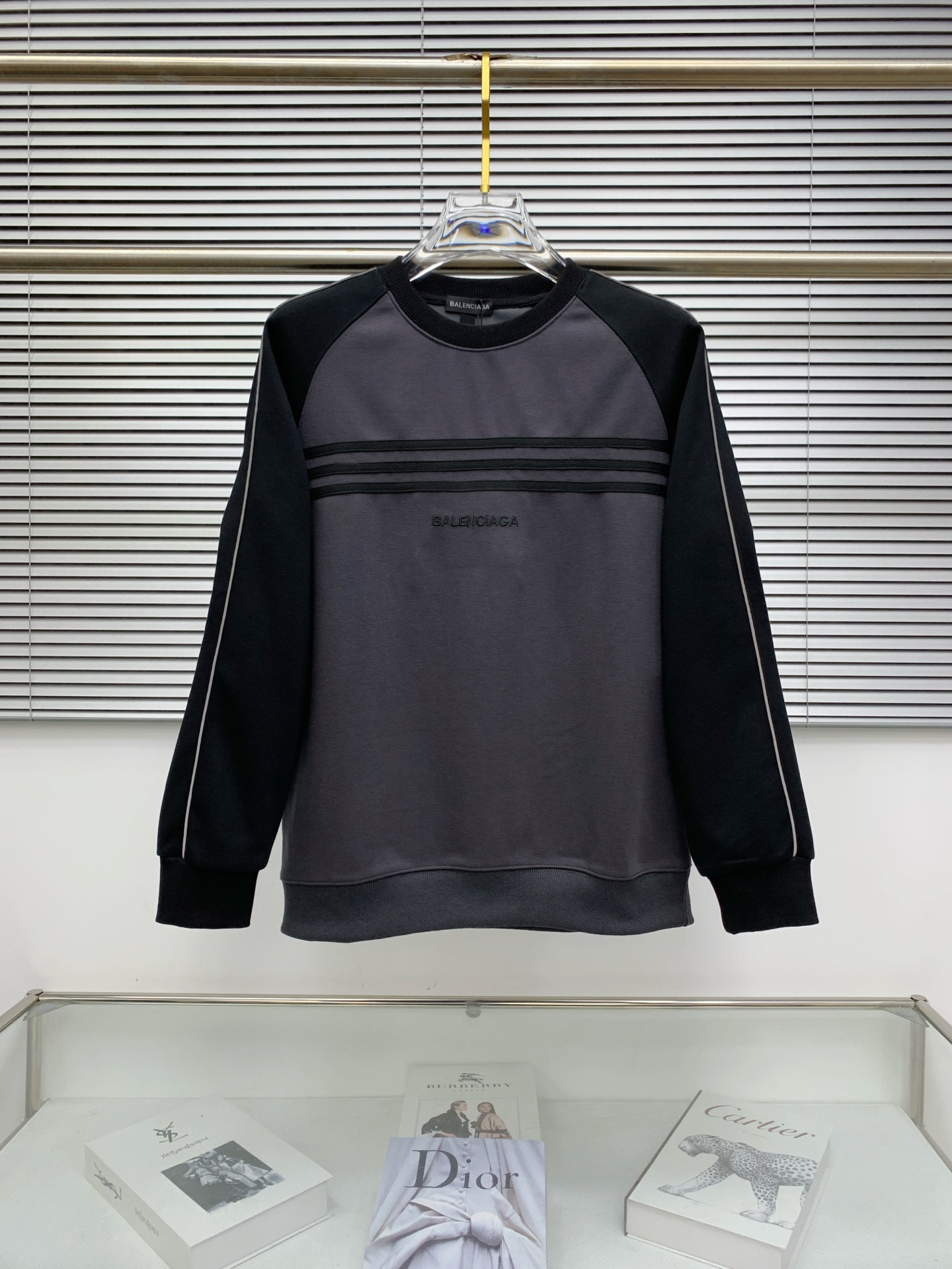 NO:524533,Balenciaga 25SS [New Product] The latest and most top version of exquisite craft round neck sweatshirt, the top quality counter original single pullover, the top production process imported fabric, the counter quality heavy industry embroidery design, using imported high-end customized fabrics, and the imported silk thread feels first-class!  The same style as men and women are on sale on the official website!  Complete three standards, code number M-3XL, balenciaga, hoodie, sweatshirts, alexander wang19860909巴黎世家25SS【新品】最新最顶级版本精美工艺圆领卫衣,最顶级的品质专柜原单套头衫,顶级制作工艺进口面料,专柜品质重工刺绣设计,采用进口高端订制面料,进口丝线手感一流！男女同款官网在售！三标齐全 码数M-3XL,,balenciaga,hoodie,sweatshirts,alexander wang,Men's clothing