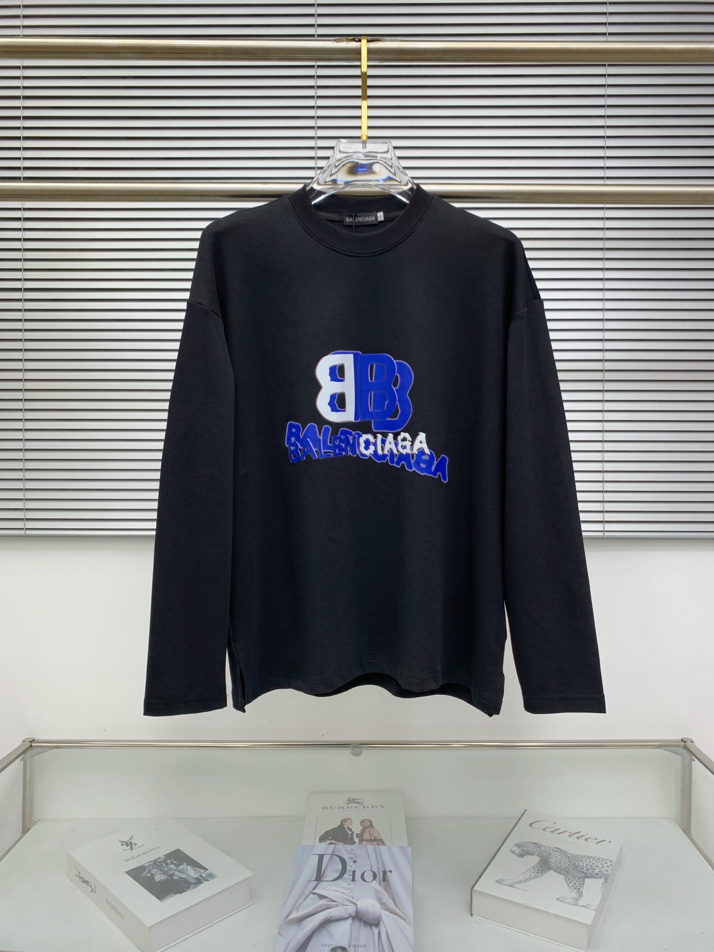 NO:524529,Balenciaga 25SS [New Product] The latest and most top version of exquisite craft round neck sweatshirt, the top quality counter original single pullover, the top production process imported fabric, the counter quality heavy industry embroidery design, using imported high-end customized fabrics, and the imported silk thread feels first-class!  The same style as men and women are on sale on the official website!  Complete three standards, code number M-3XL, balenciaga, hoodie, sweatshirts, alexander wang19860909巴黎世家25SS【新品】最新最顶级版本精美工艺圆领卫衣,最顶级的品质专柜原单套头衫,顶级制作工艺进口面料,专柜品质重工刺绣设计,采用进口高端订制面料,进口丝线手感一流！男女同款官网在售！三标齐全 码数M-3XL,,balenciaga,hoodie,sweatshirts,alexander wang,Men's clothing