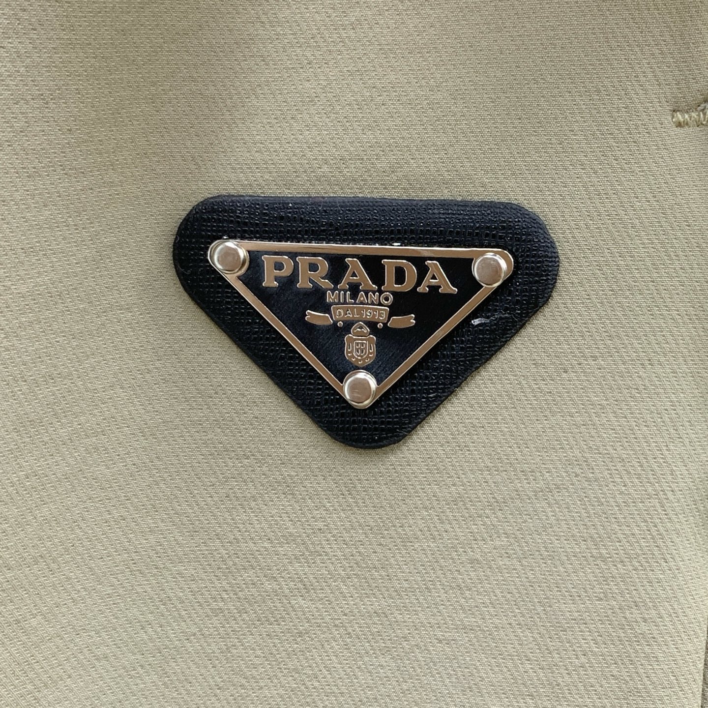 P普拉达秋冬25ss【新品】休闲裤金典再次出现，原单订制高品质时尚休闲裤。超级百搭款。独家定制面料，挺阔