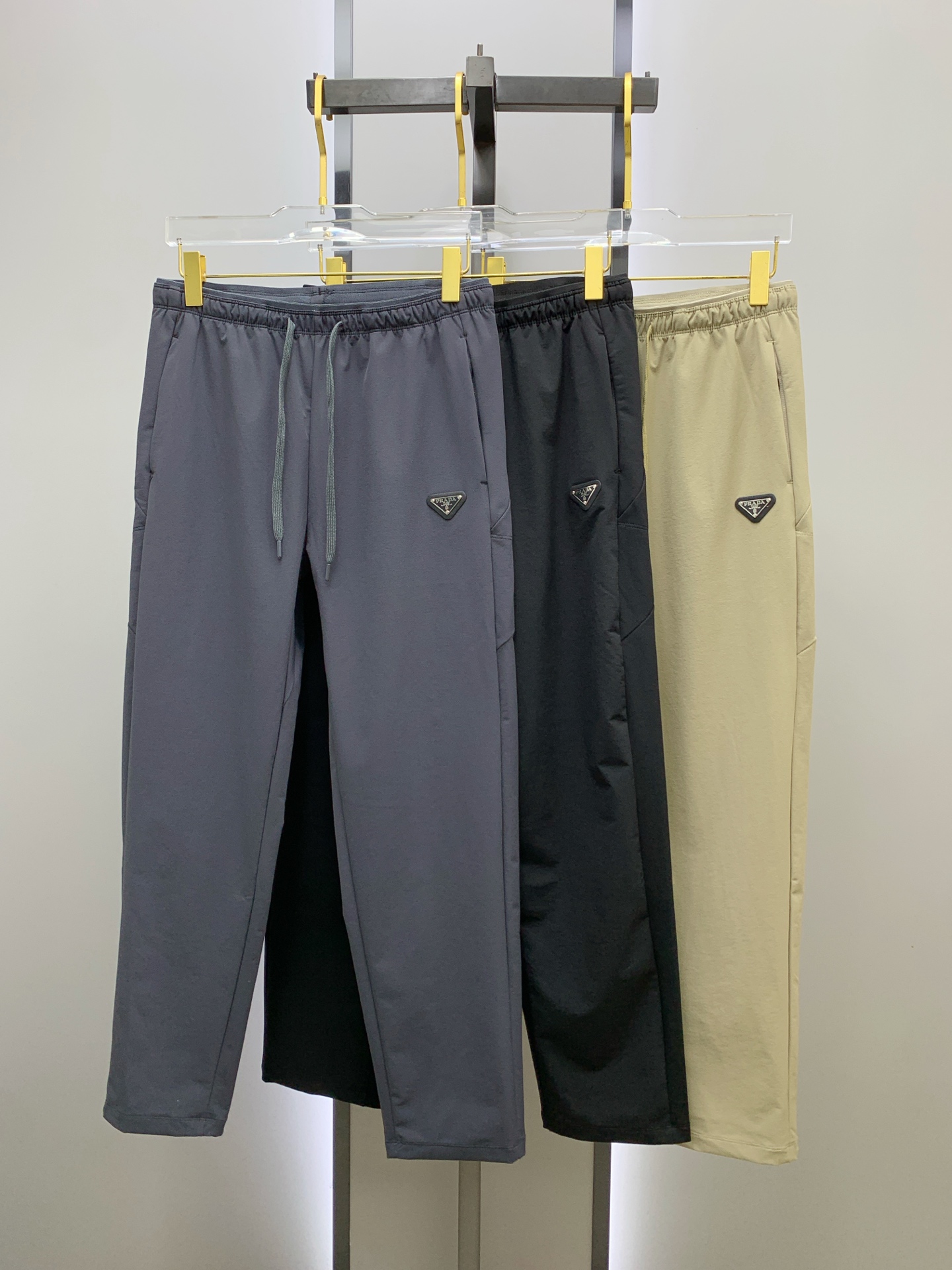 P普拉达秋冬25ss【新品】休闲裤金典再次出现，原单订制高品质时尚休闲裤。超级百搭款。独家定制面料，挺阔