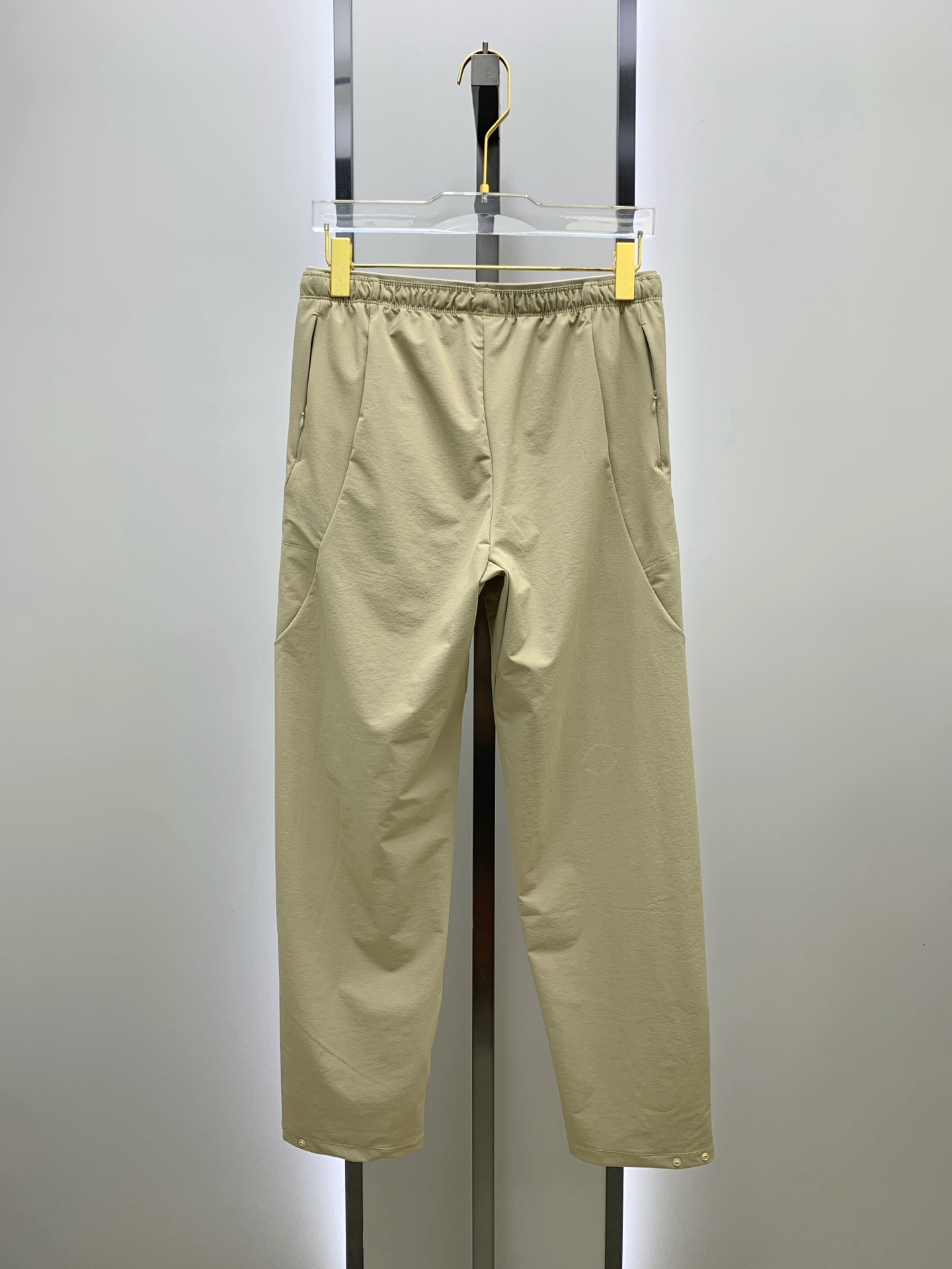 P普拉达秋冬25ss【新品】休闲裤金典再次出现，原单订制高品质时尚休闲裤。超级百搭款。独家定制面料，挺阔