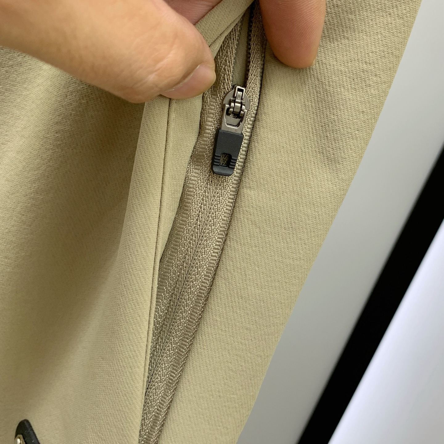 P普拉达秋冬25ss【新品】休闲裤金典再次出现，原单订制高品质时尚休闲裤。超级百搭款。独家定制面料，挺阔