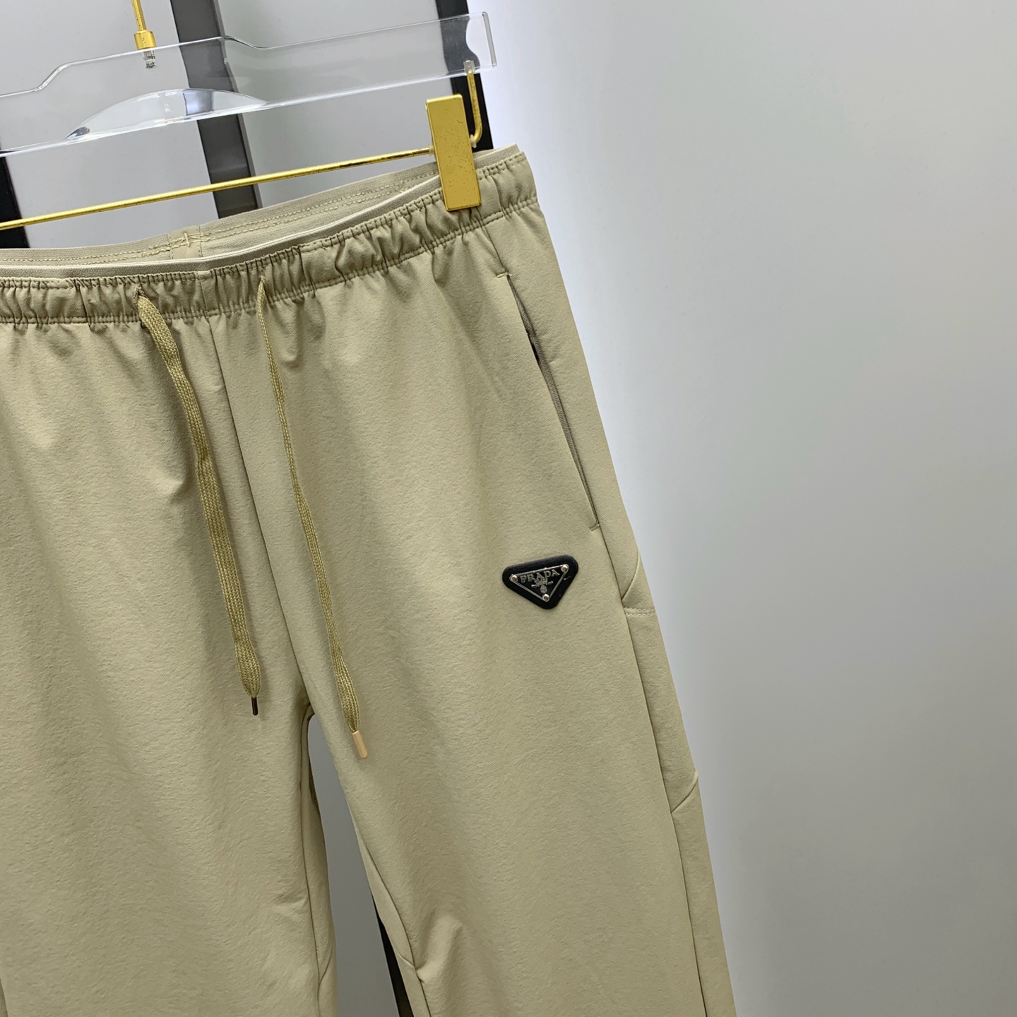 P普拉达秋冬25ss【新品】休闲裤金典再次出现，原单订制高品质时尚休闲裤。超级百搭款。独家定制面料，挺阔