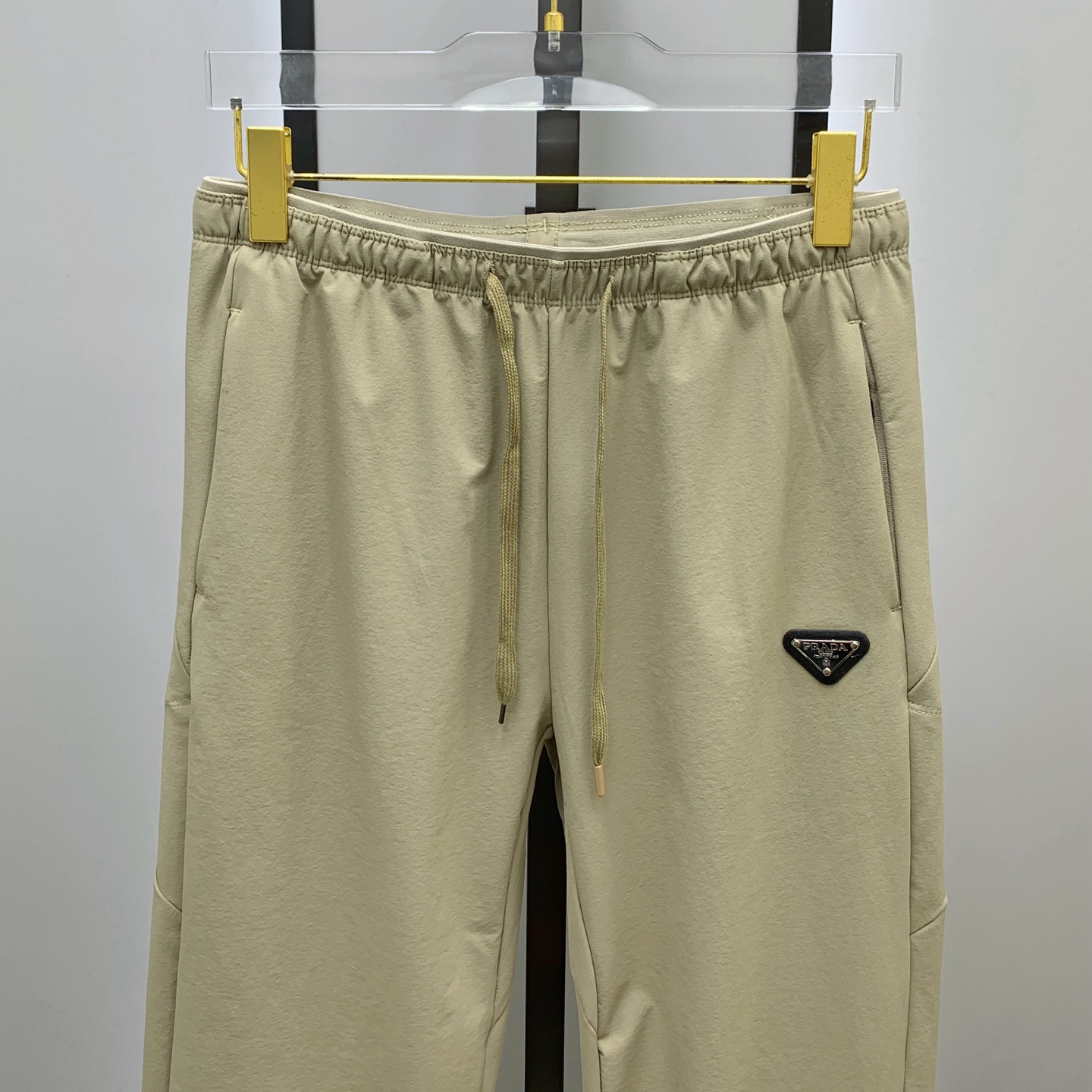 P普拉达秋冬25ss【新品】休闲裤金典再次出现，原单订制高品质时尚休闲裤。超级百搭款。独家定制面料，挺阔