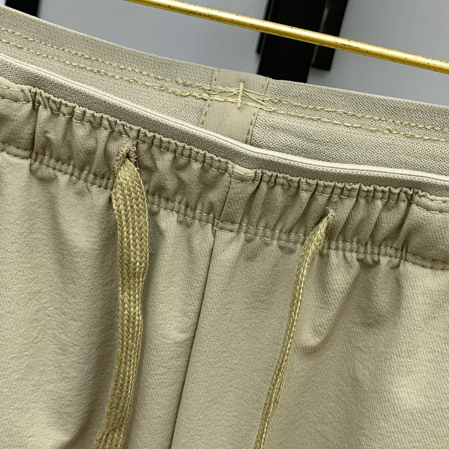 P普拉达秋冬25ss【新品】休闲裤金典再次出现，原单订制高品质时尚休闲裤。超级百搭款。独家定制面料，挺阔