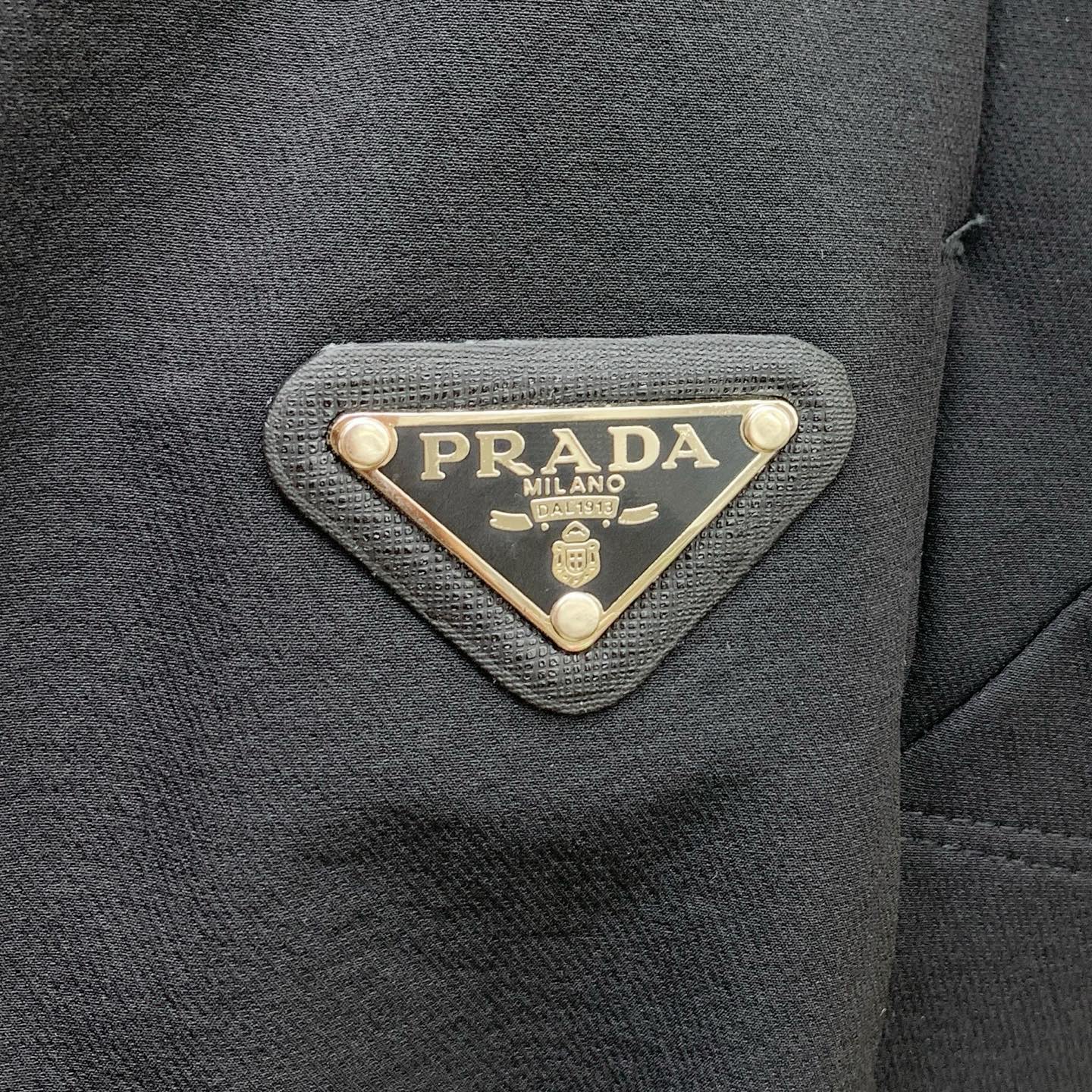 P普拉达秋冬25ss【新品】休闲裤金典再次出现，原单订制高品质时尚休闲裤。超级百搭款。独家定制面料，挺阔