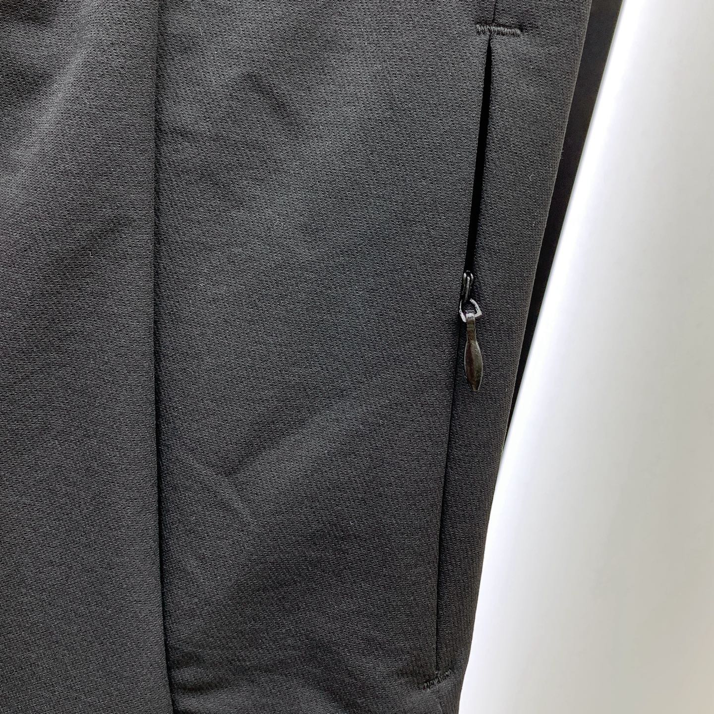 P普拉达秋冬25ss【新品】休闲裤金典再次出现，原单订制高品质时尚休闲裤。超级百搭款。独家定制面料，挺阔