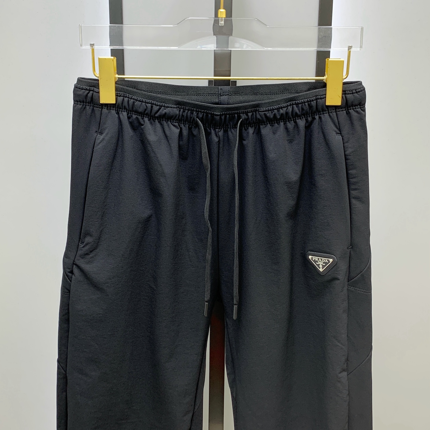 P普拉达秋冬25ss【新品】休闲裤金典再次出现，原单订制高品质时尚休闲裤。超级百搭款。独家定制面料，挺阔