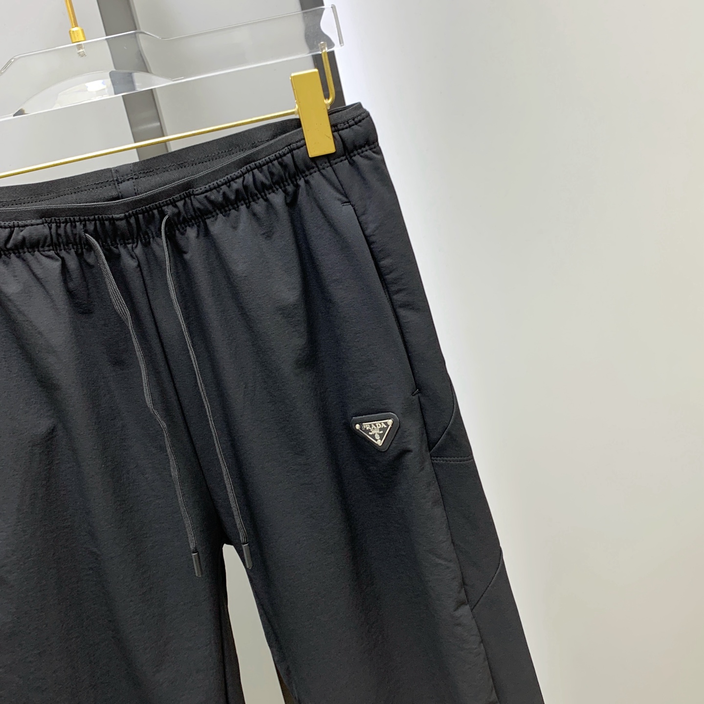 P普拉达秋冬25ss【新品】休闲裤金典再次出现，原单订制高品质时尚休闲裤。超级百搭款。独家定制面料，挺阔