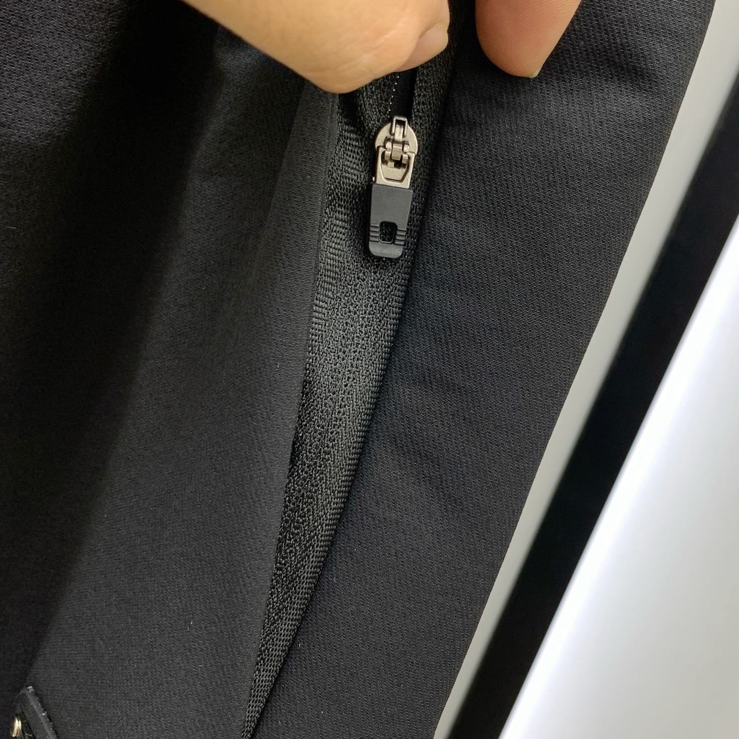 P普拉达秋冬25ss【新品】休闲裤金典再次出现，原单订制高品质时尚休闲裤。超级百搭款。独家定制面料，挺阔