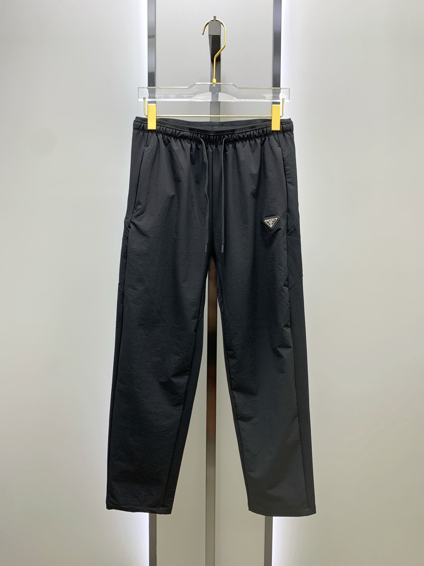 P普拉达秋冬25ss【新品】休闲裤金典再次出现，原单订制高品质时尚休闲裤。超级百搭款。独家定制面料，挺阔