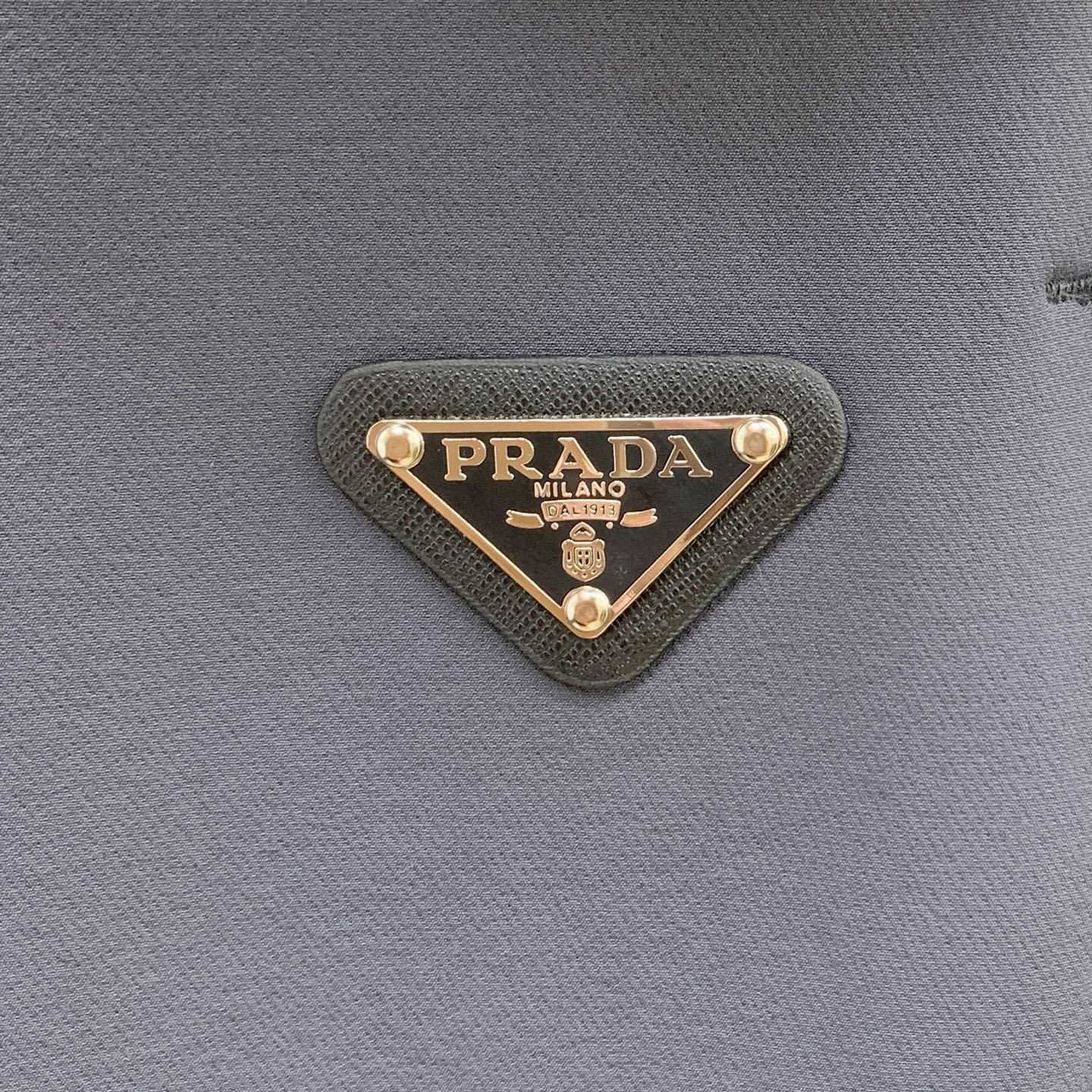 P普拉达秋冬25ss【新品】休闲裤金典再次出现，原单订制高品质时尚休闲裤。超级百搭款。独家定制面料，挺阔