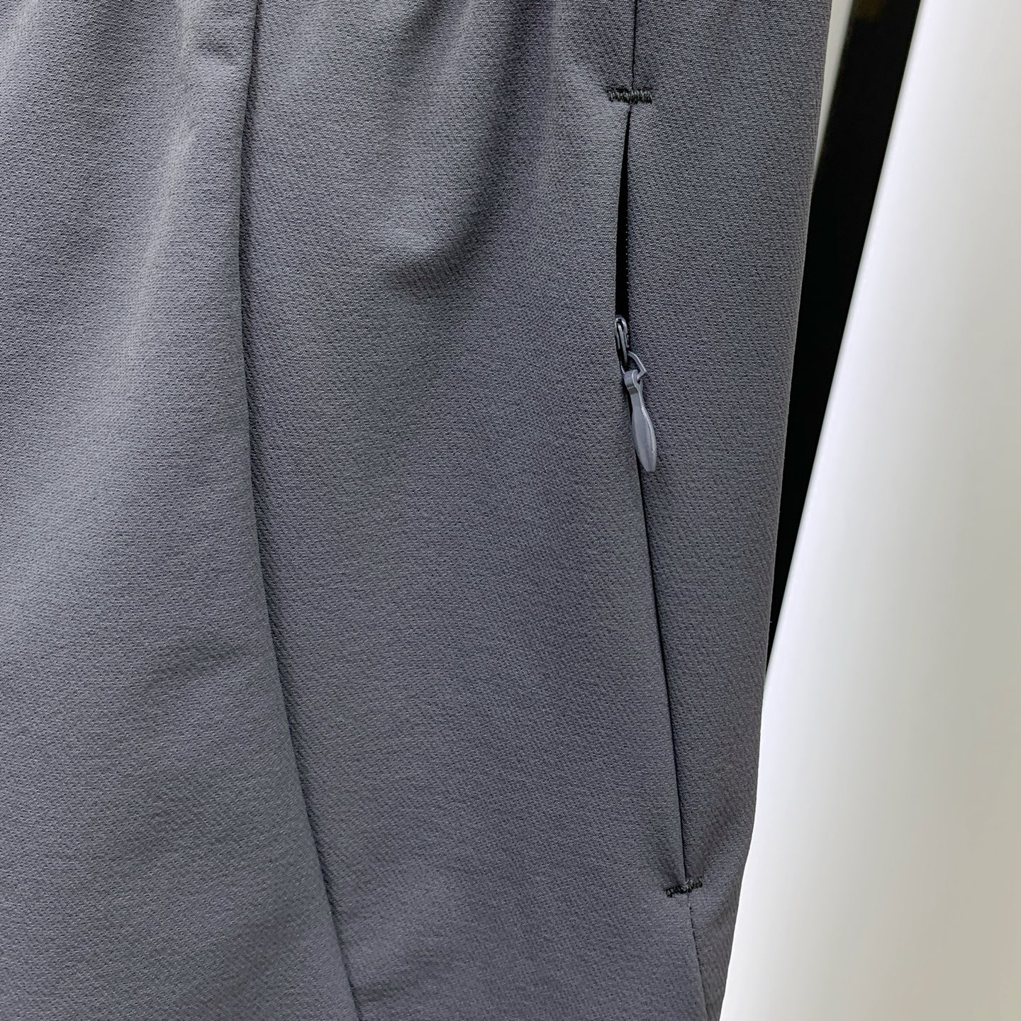 P普拉达秋冬25ss【新品】休闲裤金典再次出现，原单订制高品质时尚休闲裤。超级百搭款。独家定制面料，挺阔