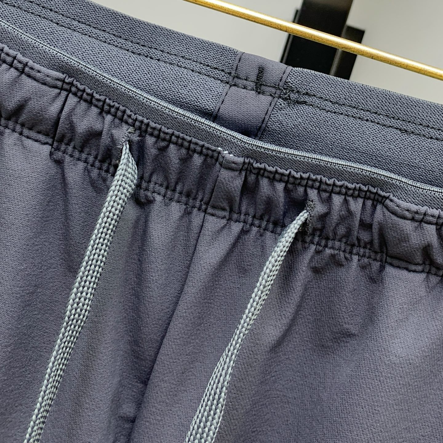 P普拉达秋冬25ss【新品】休闲裤金典再次出现，原单订制高品质时尚休闲裤。超级百搭款。独家定制面料，挺阔