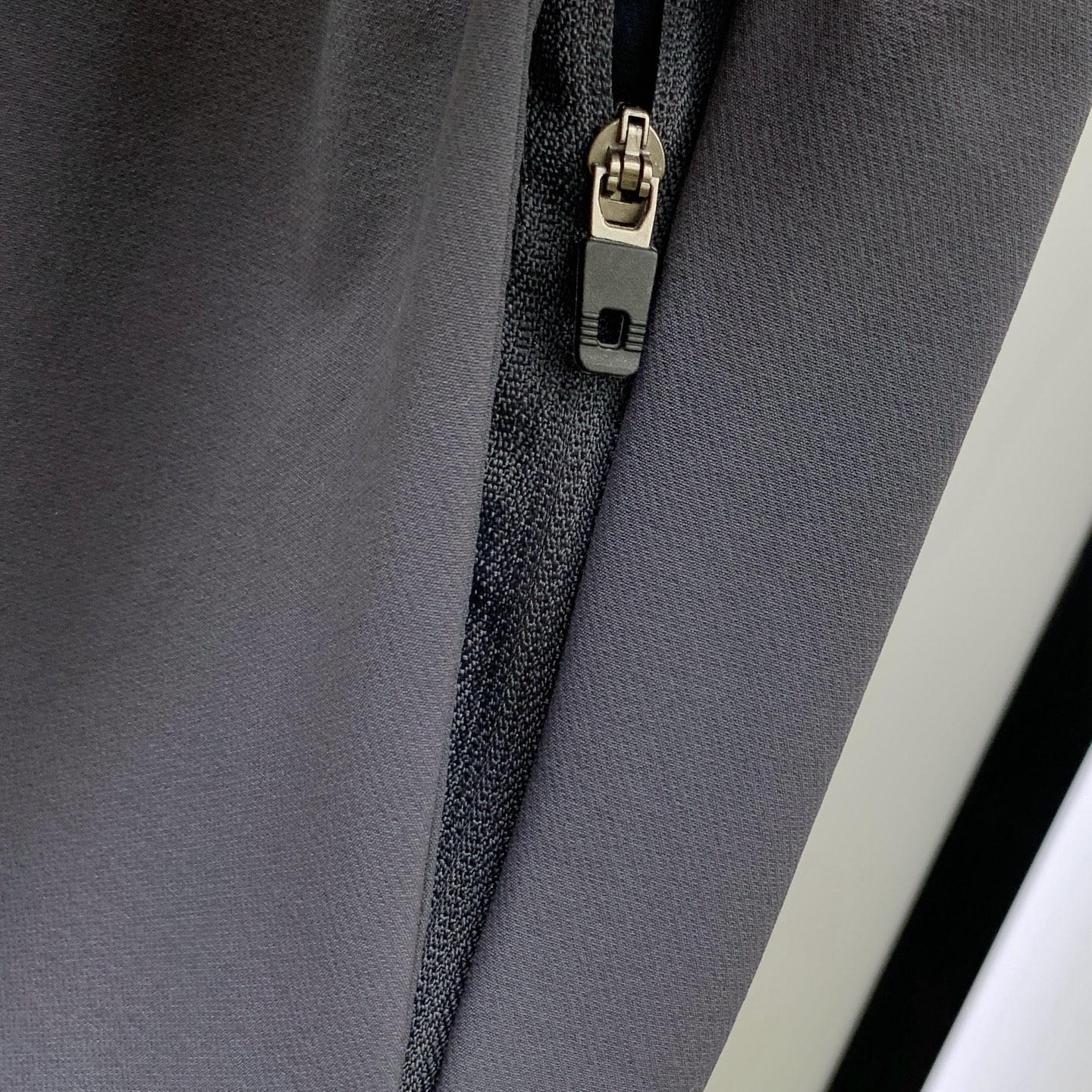 P普拉达秋冬25ss【新品】休闲裤金典再次出现，原单订制高品质时尚休闲裤。超级百搭款。独家定制面料，挺阔