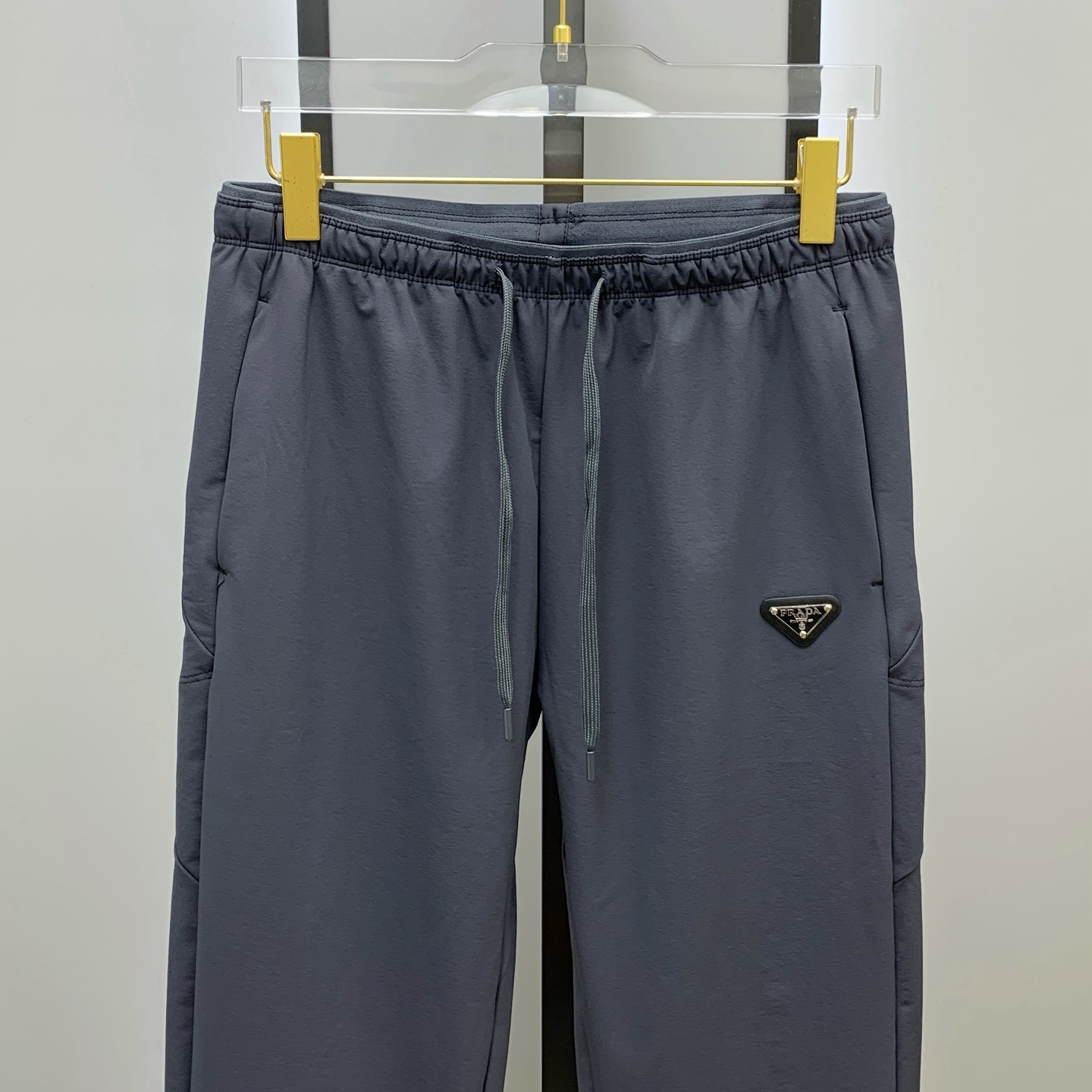 P普拉达秋冬25ss【新品】休闲裤金典再次出现，原单订制高品质时尚休闲裤。超级百搭款。独家定制面料，挺阔