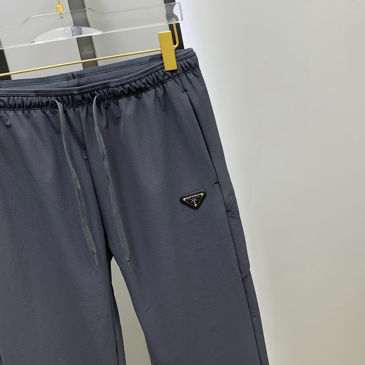 P普拉达秋冬25ss【新品】休闲裤金典再次出现，原单订制高品质时尚休闲裤。超级百搭款。独家定制面料，挺阔