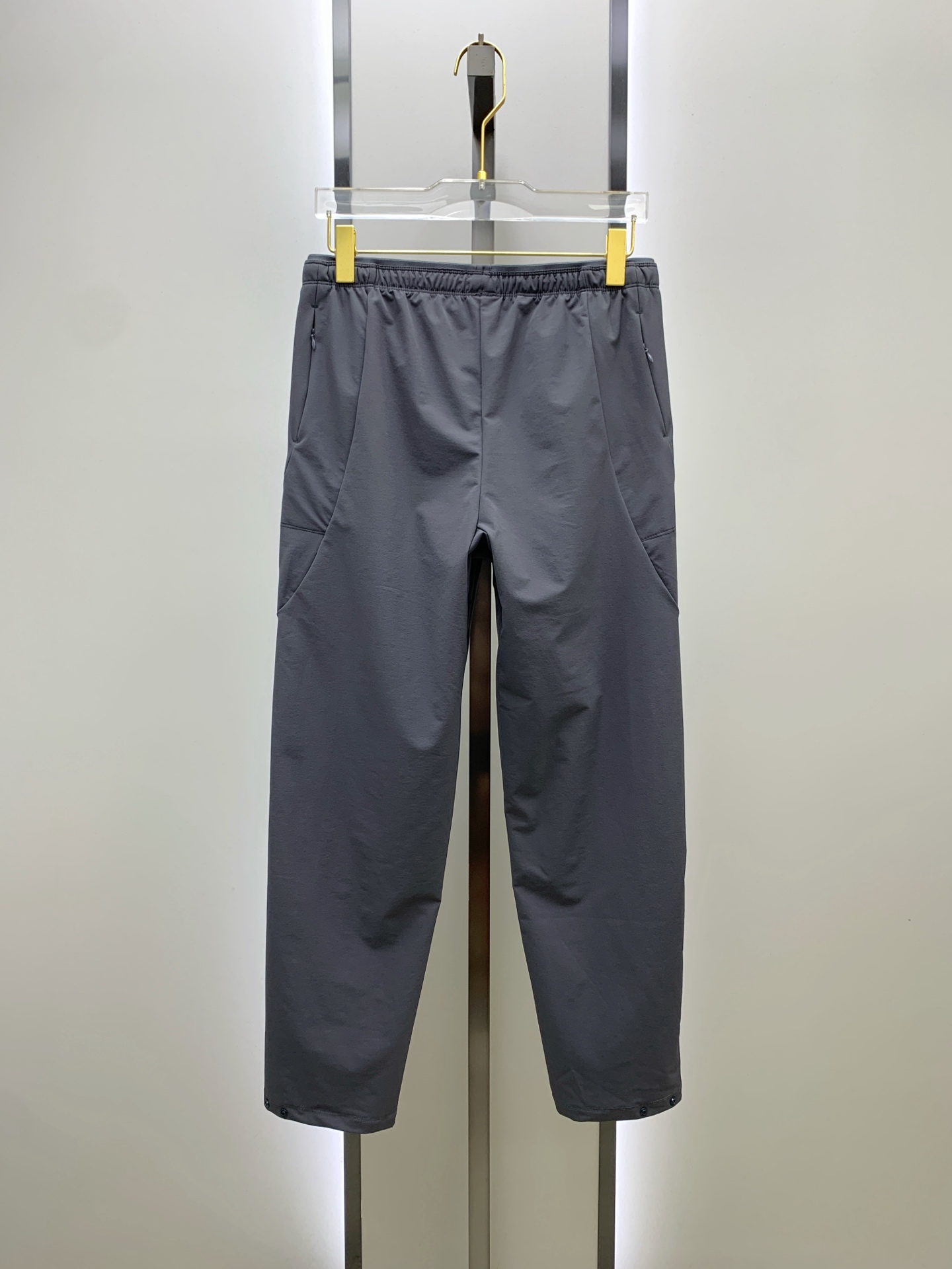 P普拉达秋冬25ss【新品】休闲裤金典再次出现，原单订制高品质时尚休闲裤。超级百搭款。独家定制面料，挺阔