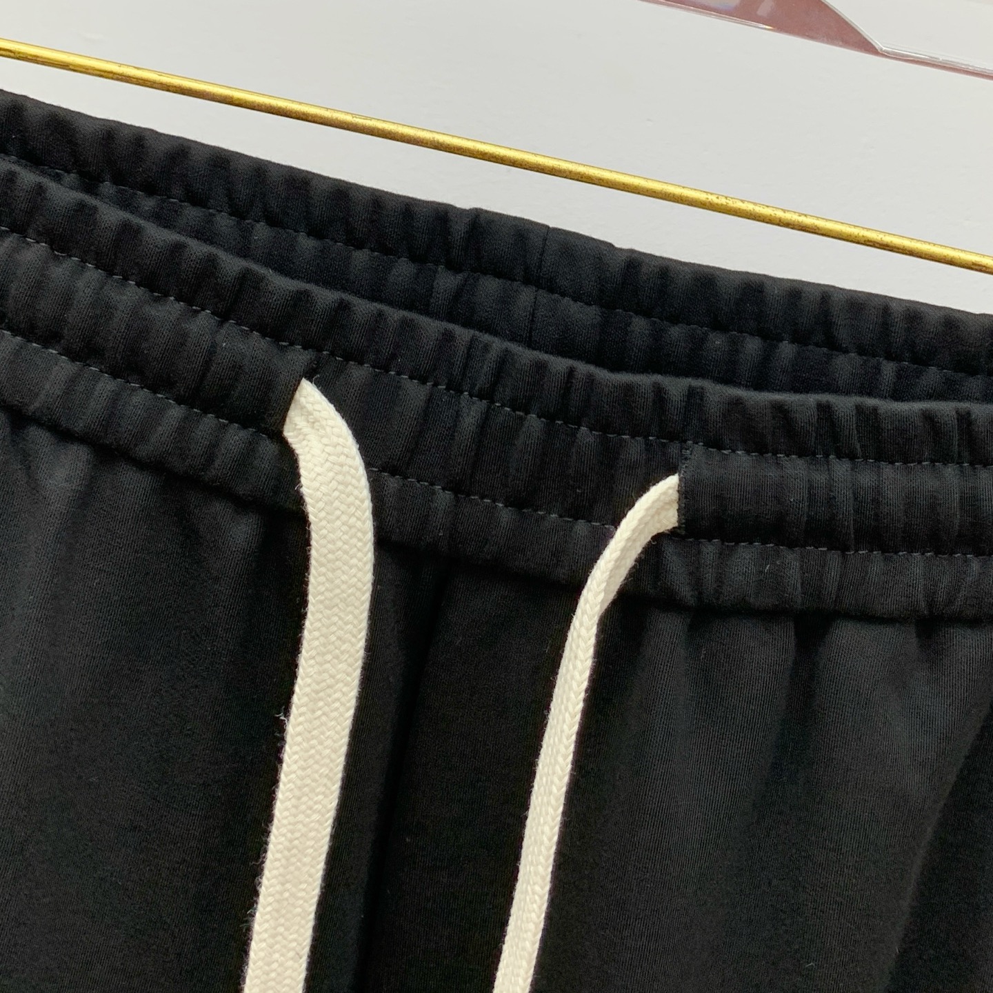 miu miu 💥独家专供新款休闲裤 高端版本！专柜定制面料 舒适度高，细节无可挑剔，品牌元素设计理念，