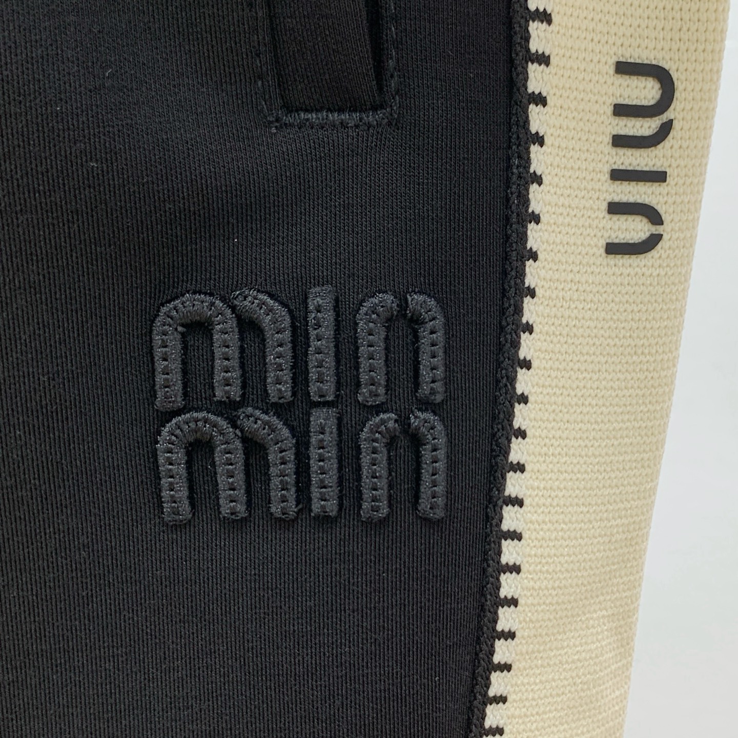 miu miu 💥独家专供新款休闲裤 高端版本！专柜定制面料 舒适度高，细节无可挑剔，品牌元素设计理念，