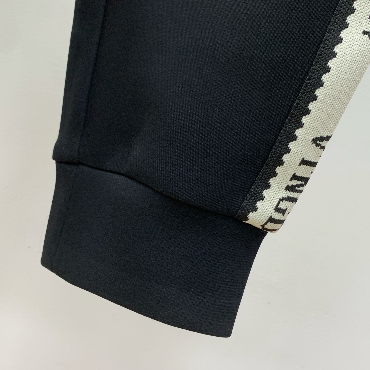 华伦天奴 💥独家专供新款休闲裤 高端版本！专柜定制面料 舒适度高，细节无可挑剔，品牌元素设计理念，体现高