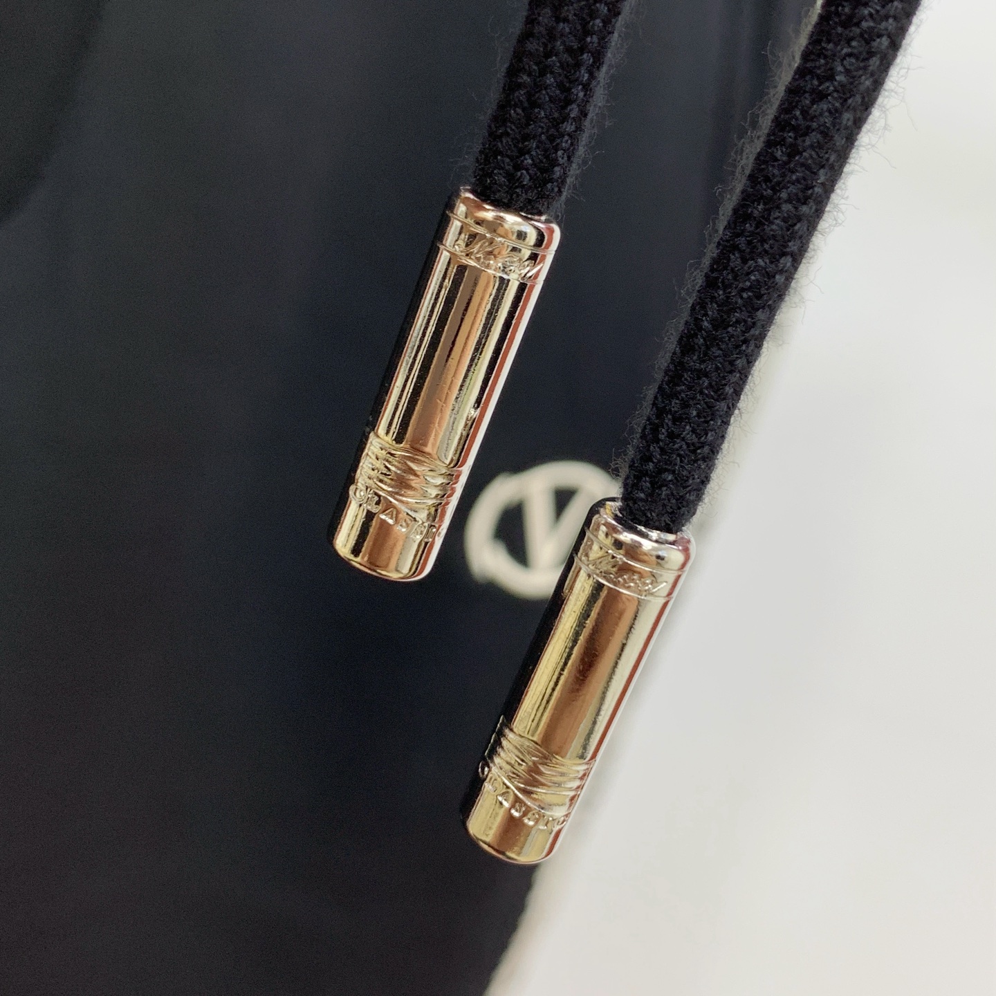 华伦天奴 💥独家专供新款休闲裤 高端版本！专柜定制面料 舒适度高，细节无可挑剔，品牌元素设计理念，体现高