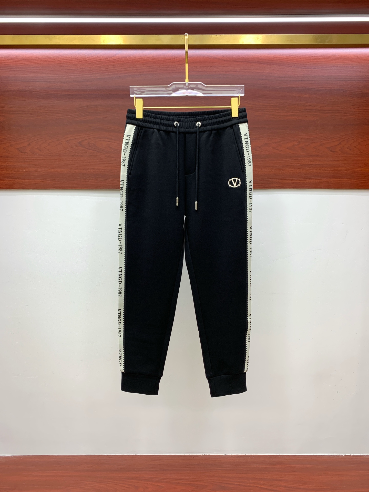 NO:531650,Valentino exclusively available for new casual pants, high-end version!  Customized fabrics for counters are highly comfortable, impeccable in details, and the brand element design concept reflects high quality. They feel delicate and soft!  It is casually cut, with a great upper body style!  Code number M-3XL, valentino, alexander wang19860909华伦天奴 独家专供新款休闲裤 高端版本！专柜定制面料 舒适度高,细节无可挑剔,品牌元素设计理念,体现高品质.手感细腻柔软！呈现休闲裁剪,上身版型超赞！码数M-3XL,,valentino,alexander wang,Men's clothing