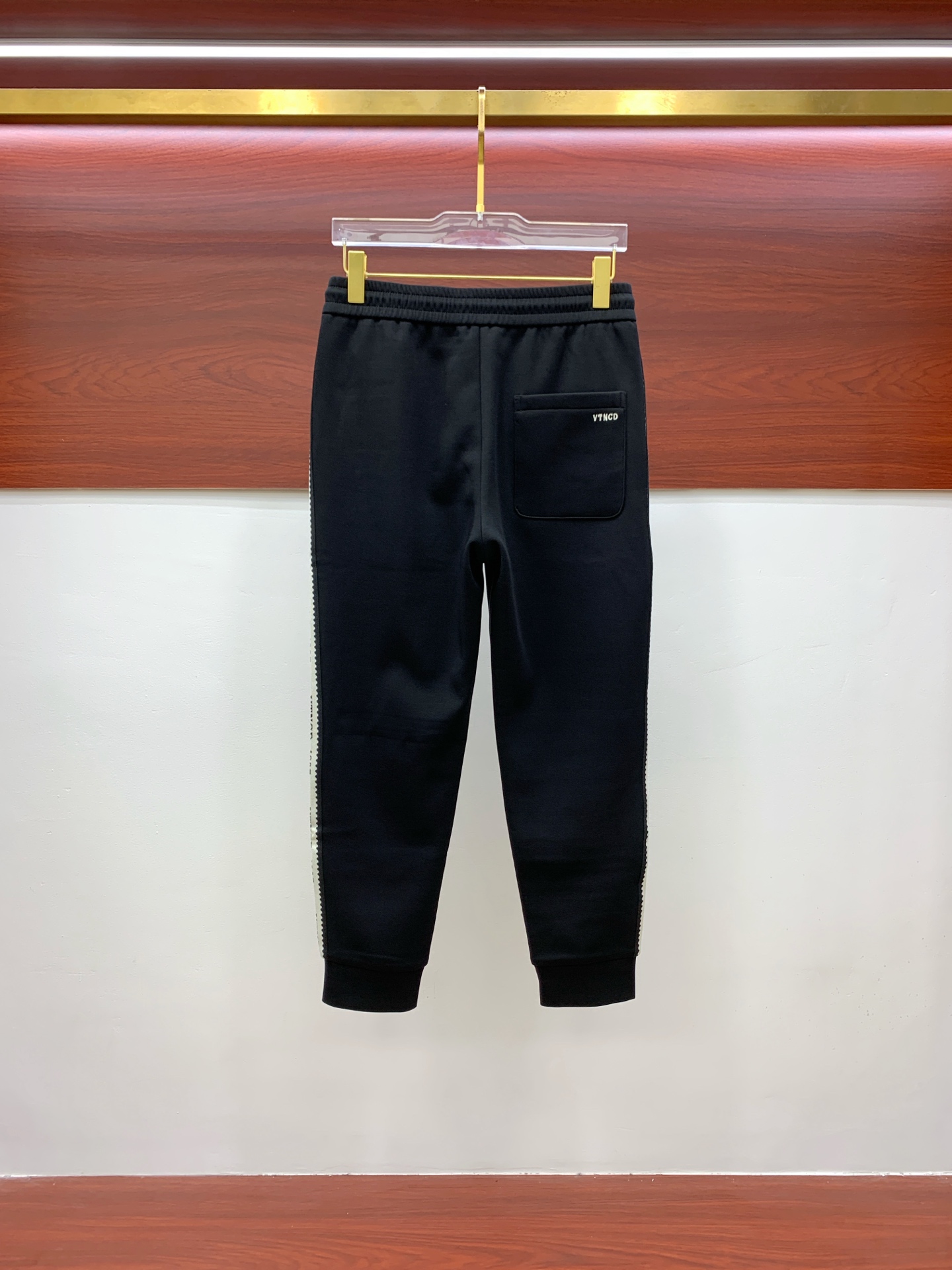 华伦天奴 💥独家专供新款休闲裤 高端版本！专柜定制面料 舒适度高，细节无可挑剔，品牌元素设计理念，体现高