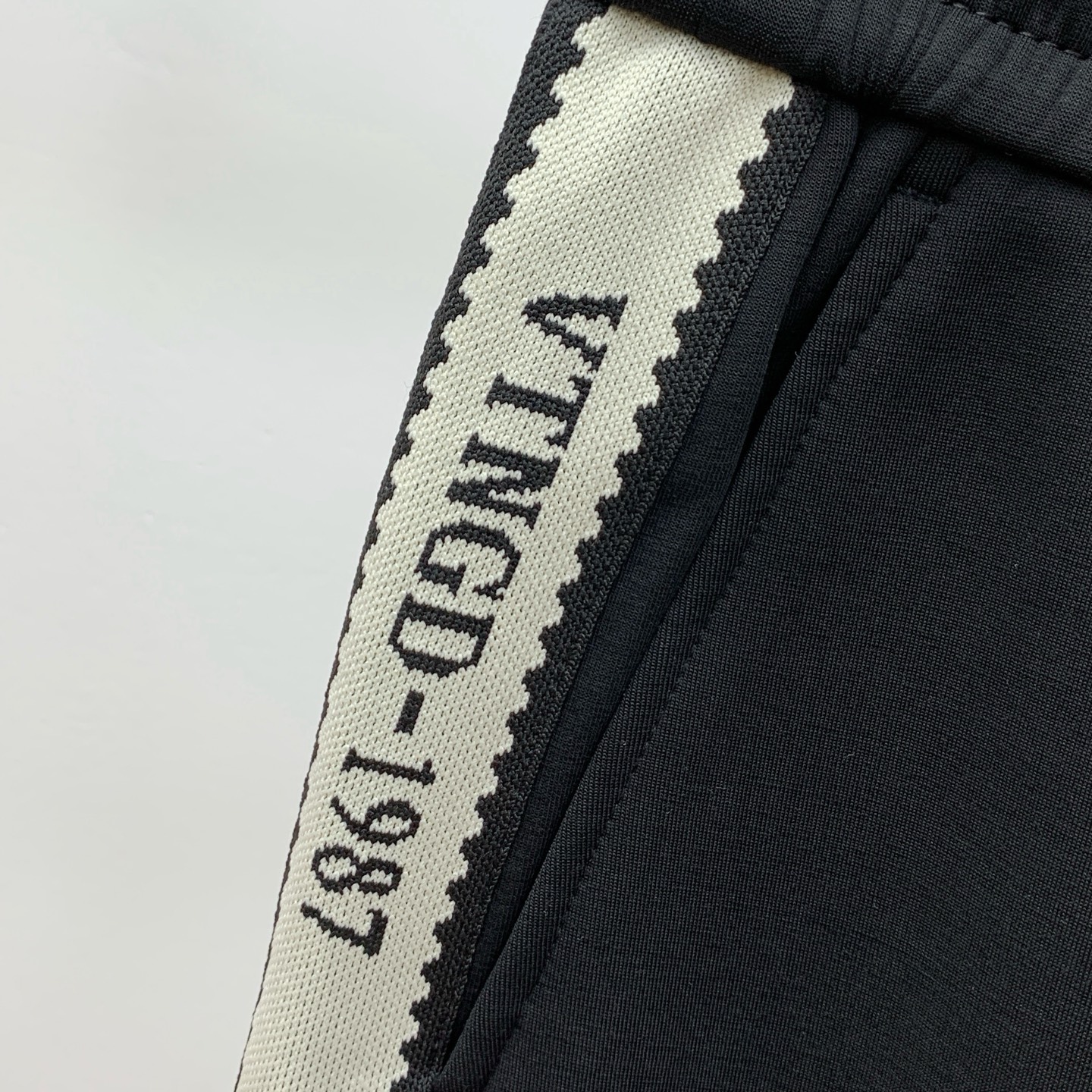 华伦天奴 💥独家专供新款休闲裤 高端版本！专柜定制面料 舒适度高，细节无可挑剔，品牌元素设计理念，体现高