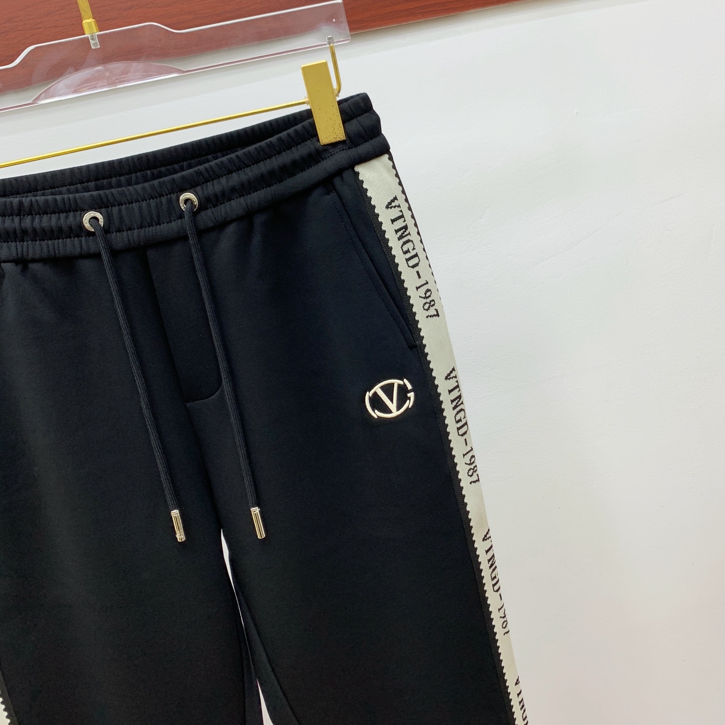 华伦天奴 💥独家专供新款休闲裤 高端版本！专柜定制面料 舒适度高，细节无可挑剔，品牌元素设计理念，体现高