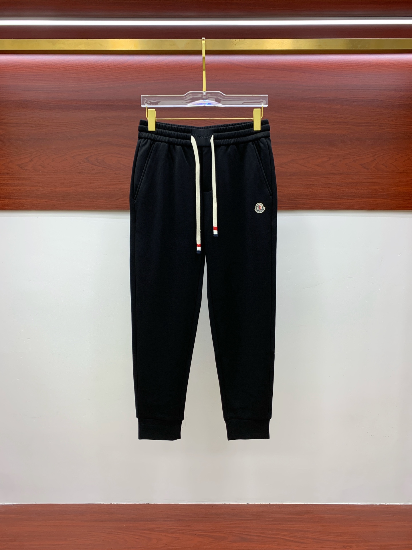 NO:531647,The masked mouth is exclusively available for new casual pants, high-end version!  Customized fabrics for counters are highly comfortable, impeccable in details, and the brand element design concept reflects high quality. They feel delicate and soft!  It is casually cut, with a great upper body style!  Code number M-3XL, Moncler, alexander wang19860909蒙口 独家专供新款休闲裤 高端版本！专柜定制面料 舒适度高,细节无可挑剔,品牌元素设计理念,体现高品质.手感细腻柔软！呈现休闲裁剪,上身版型超赞！码数M-3XL,,Moncler,alexander wang,Men's clothing