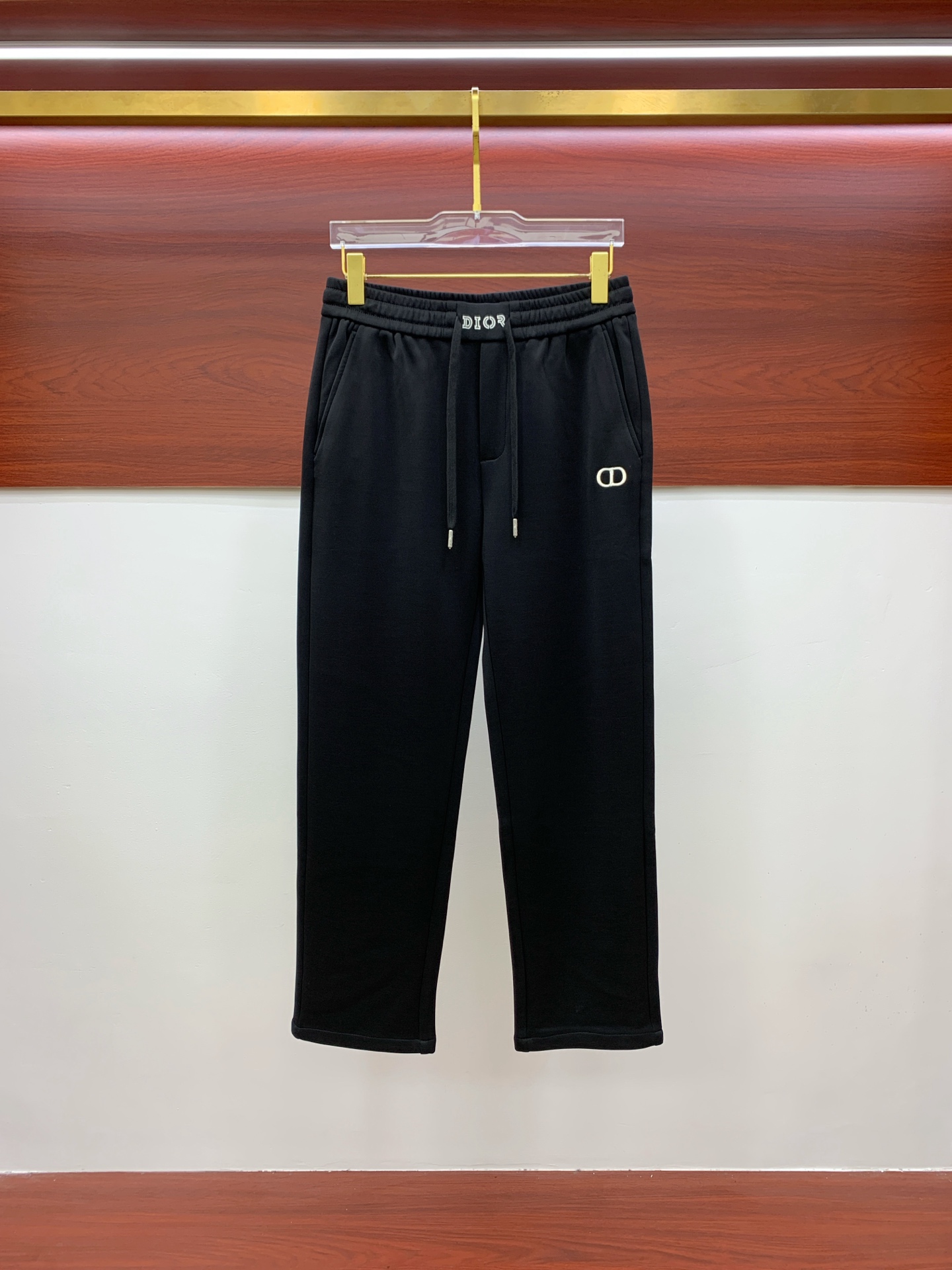 NO:531644,Dior exclusively offers new casual pants, high-end version!  Customized fabrics for counters are highly comfortable, impeccable in details, and the brand element design concept reflects high quality. They feel delicate and soft!  It is casually cut, with a great upper body style!  Code number M-3XL, dior, alexander wang19860909迪奥独家专供新款休闲裤 高端版本！专柜定制面料 舒适度高,细节无可挑剔,品牌元素设计理念,体现高品质.手感细腻柔软！呈现休闲裁剪,上身版型超赞！码数M-3XL,,dior,alexander wang,Men's clothing