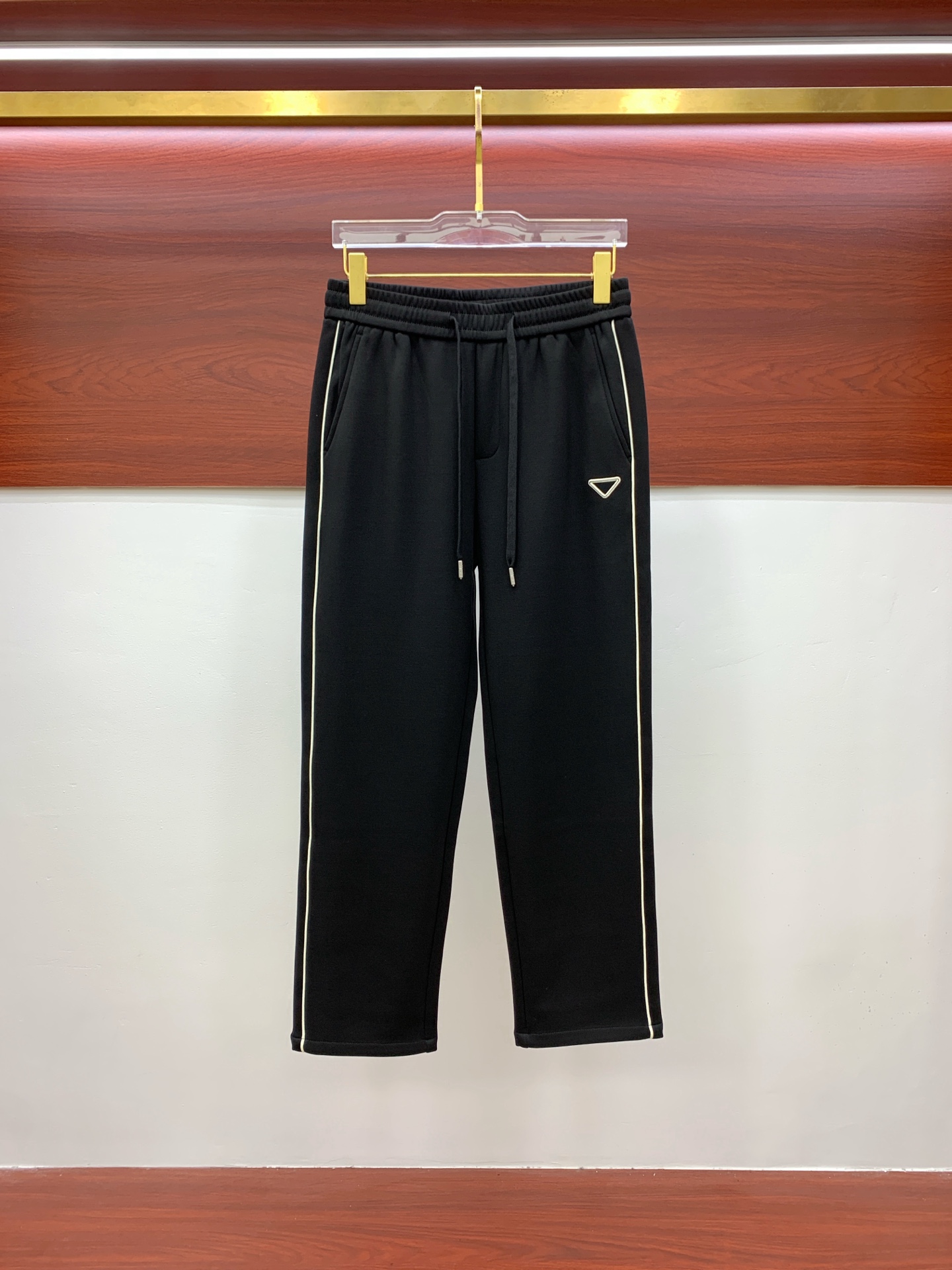 NO:531641,Prada exclusively offers new casual pants, high-end version!  Customized fabrics for counters are highly comfortable, impeccable in details, and the brand element design concept reflects high quality. They feel delicate and soft!  It is casually cut, with a great upper body style!  Code number M-3XL, prada, alexander wang19860909普拉达独家专供新款休闲裤 高端版本！专柜定制面料 舒适度高,细节无可挑剔,品牌元素设计理念,体现高品质.手感细腻柔软！呈现休闲裁剪,上身版型超赞！码数M-3XL,,prada,alexander wang,Men's clothing