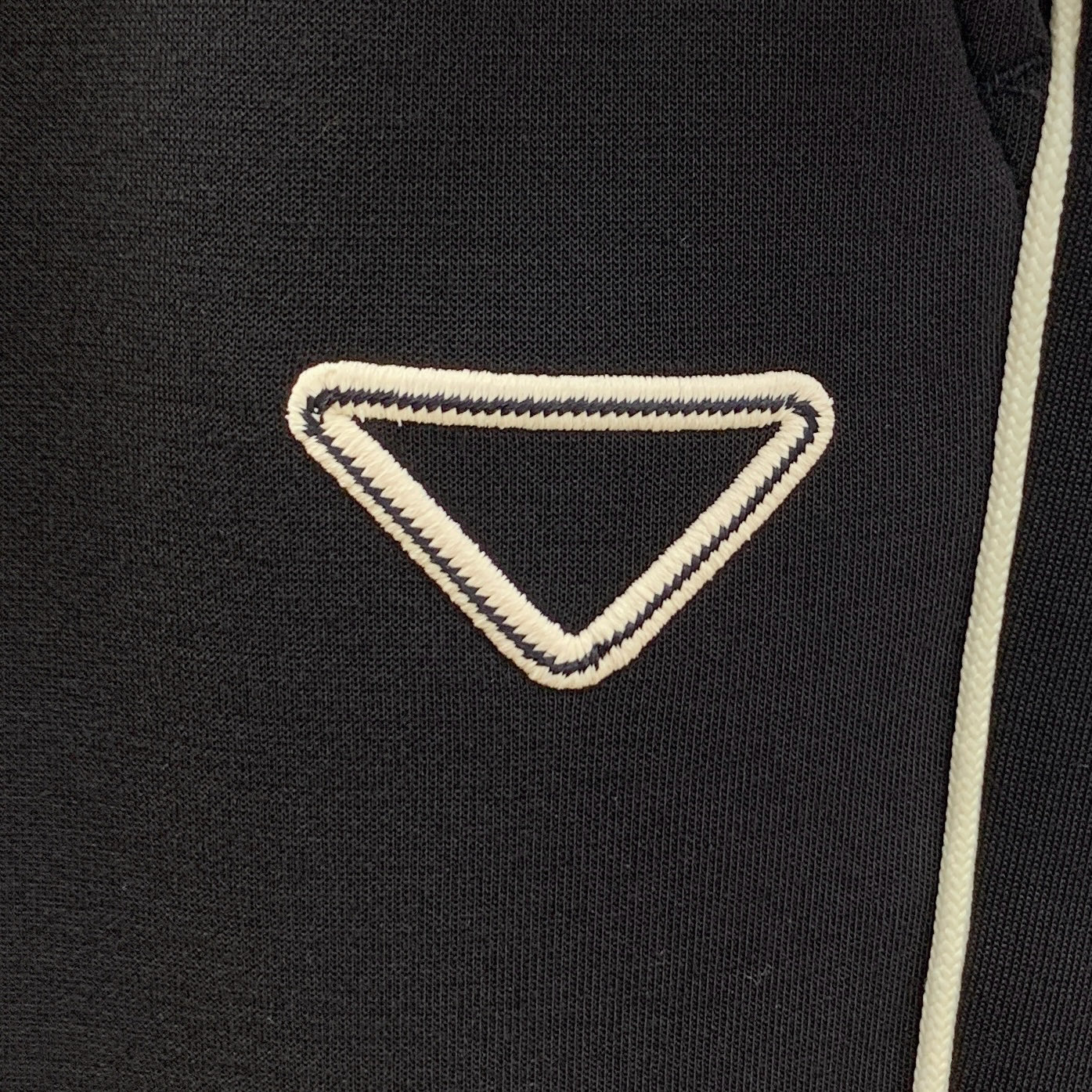 普拉达💥独家专供新款休闲裤 高端版本！专柜定制面料 舒适度高，细节无可挑剔，品牌元素设计理念，体现高品质