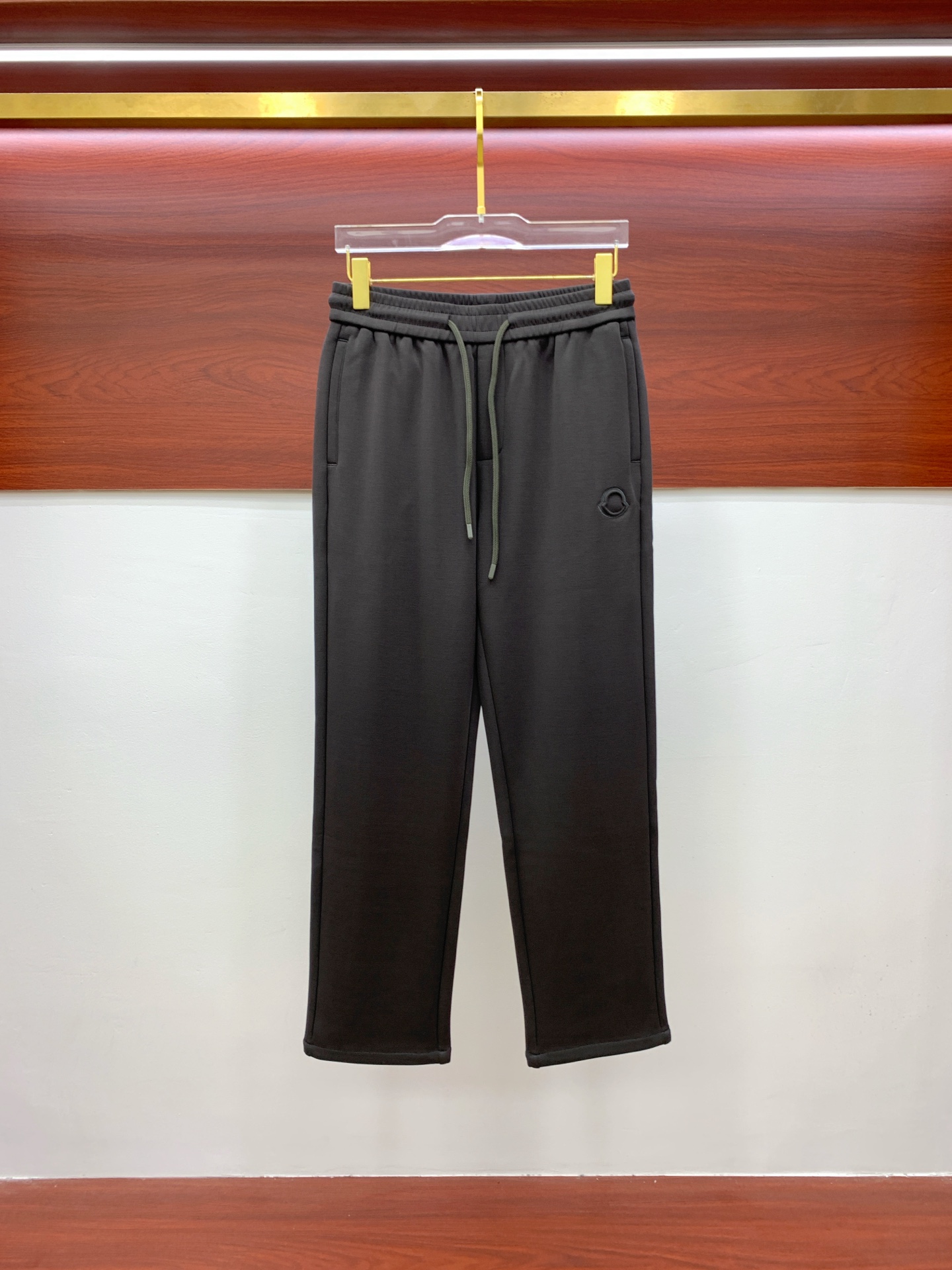 NO:531638,Exclusively available for new casual pants in the mouth, high-end version!  Customized fabrics for counters are highly comfortable, impeccable in details, and the brand element design concept reflects high quality. They feel delicate and soft!  It is casually cut, with a great upper body style!  Code number M-3XL, Moncler, alexander wang19860909蒙口独家专供新款休闲裤 高端版本！专柜定制面料 舒适度高,细节无可挑剔,品牌元素设计理念,体现高品质.手感细腻柔软！呈现休闲裁剪,上身版型超赞！码数M-3XL,,Moncler,alexander wang,Men's clothing