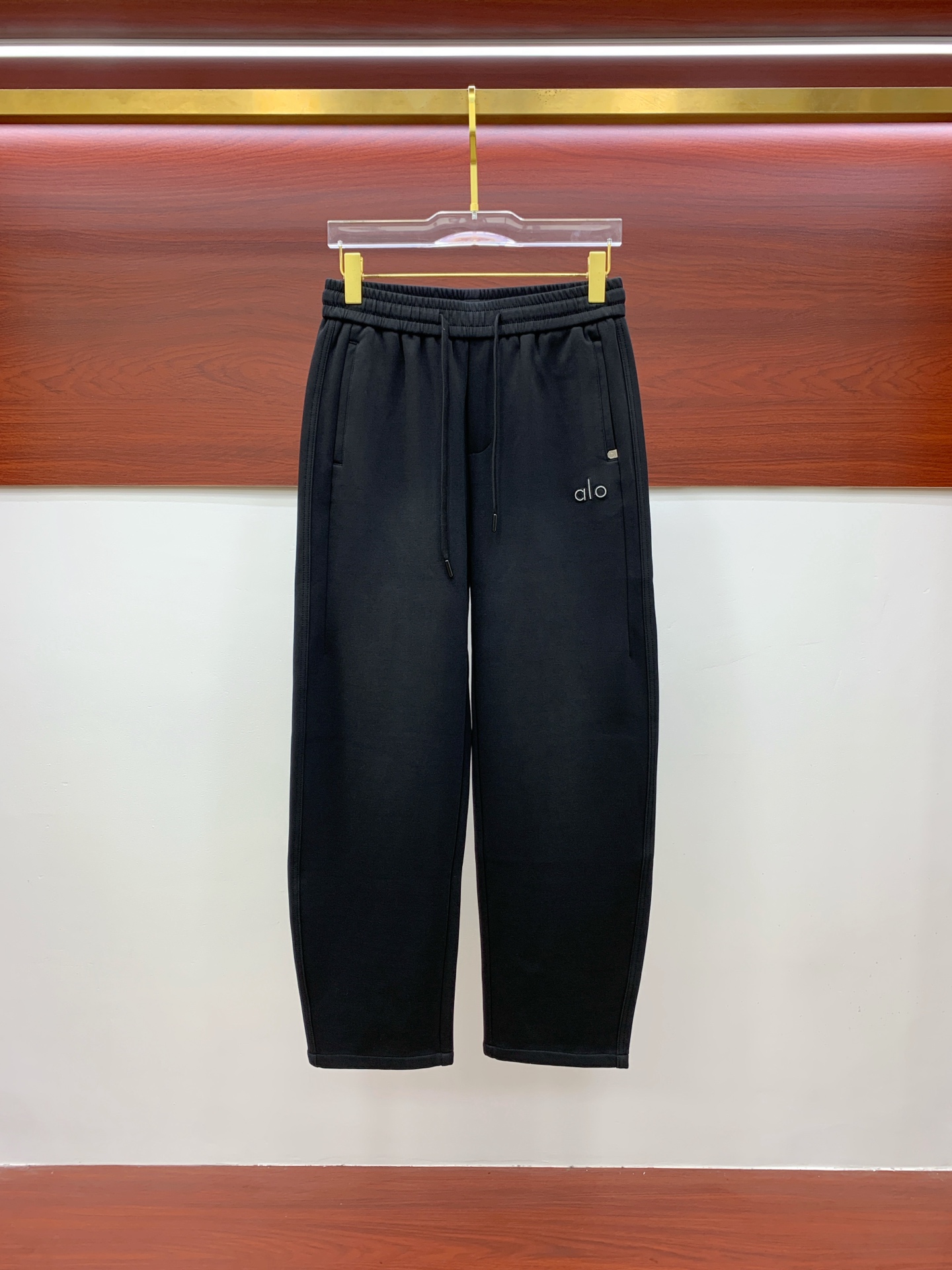 NO:531632,Alo exclusively available for new casual pants, high-end version!  Customized fabrics for counters are highly comfortable, impeccable in details, and the brand element design concept reflects high quality. They feel delicate and soft!  It is casually cut, with a great upper body style!  Code number M-3XL, alexander wang19860909alo独家专供新款休闲裤 高端版本！专柜定制面料 舒适度高,细节无可挑剔,品牌元素设计理念,体现高品质.手感细腻柔软！呈现休闲裁剪,上身版型超赞！码数M-3XL,,alexander wang,Men's clothing