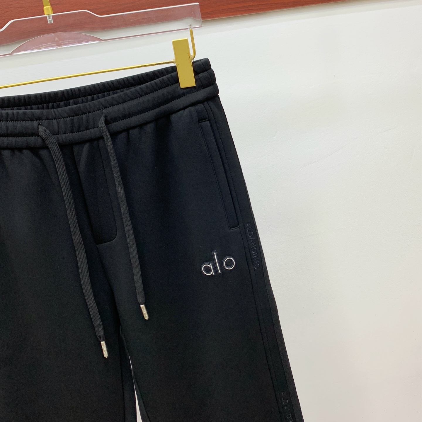 alo 💥独家专供新款休闲裤 高端版本！专柜定制面料 舒适度高，细节无可挑剔，品牌元素设计理念，体现高品