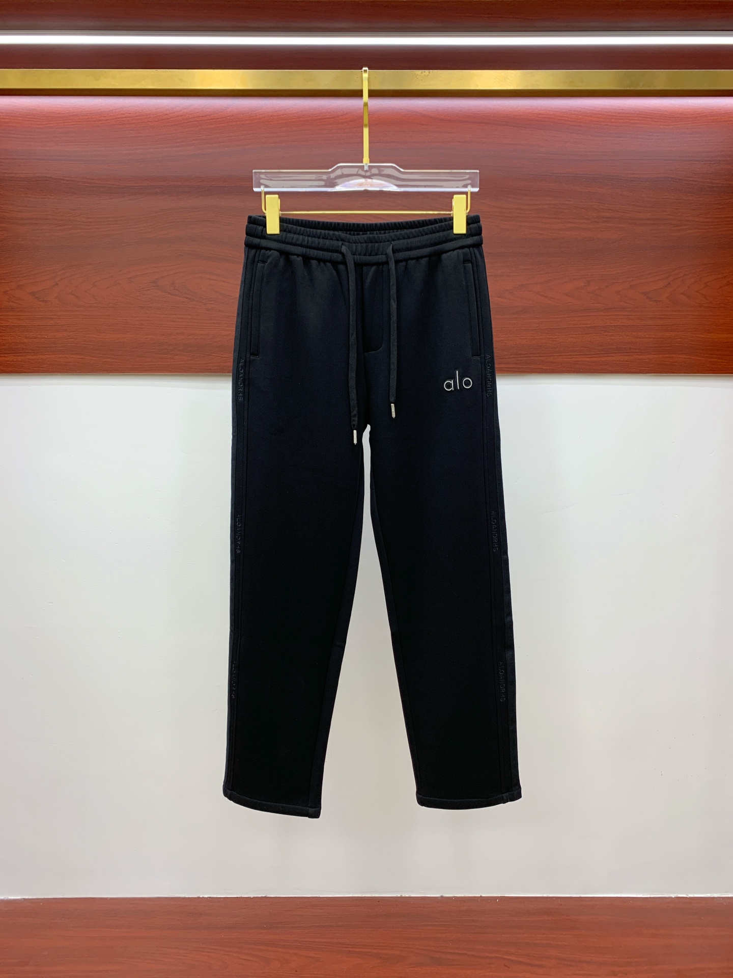 NO:531658,alo exclusively available for new casual pants, high-end version!  Customized fabrics for counters are highly comfortable, impeccable in details, and the brand element design concept reflects high quality. They feel delicate and soft!  It is casually cut, with a great upper body style!  Code number M-3XL, alexander wang19860909alo 独家专供新款休闲裤 高端版本！专柜定制面料 舒适度高,细节无可挑剔,品牌元素设计理念,体现高品质.手感细腻柔软！呈现休闲裁剪,上身版型超赞！码数M-3XL,,alexander wang,Men's clothing