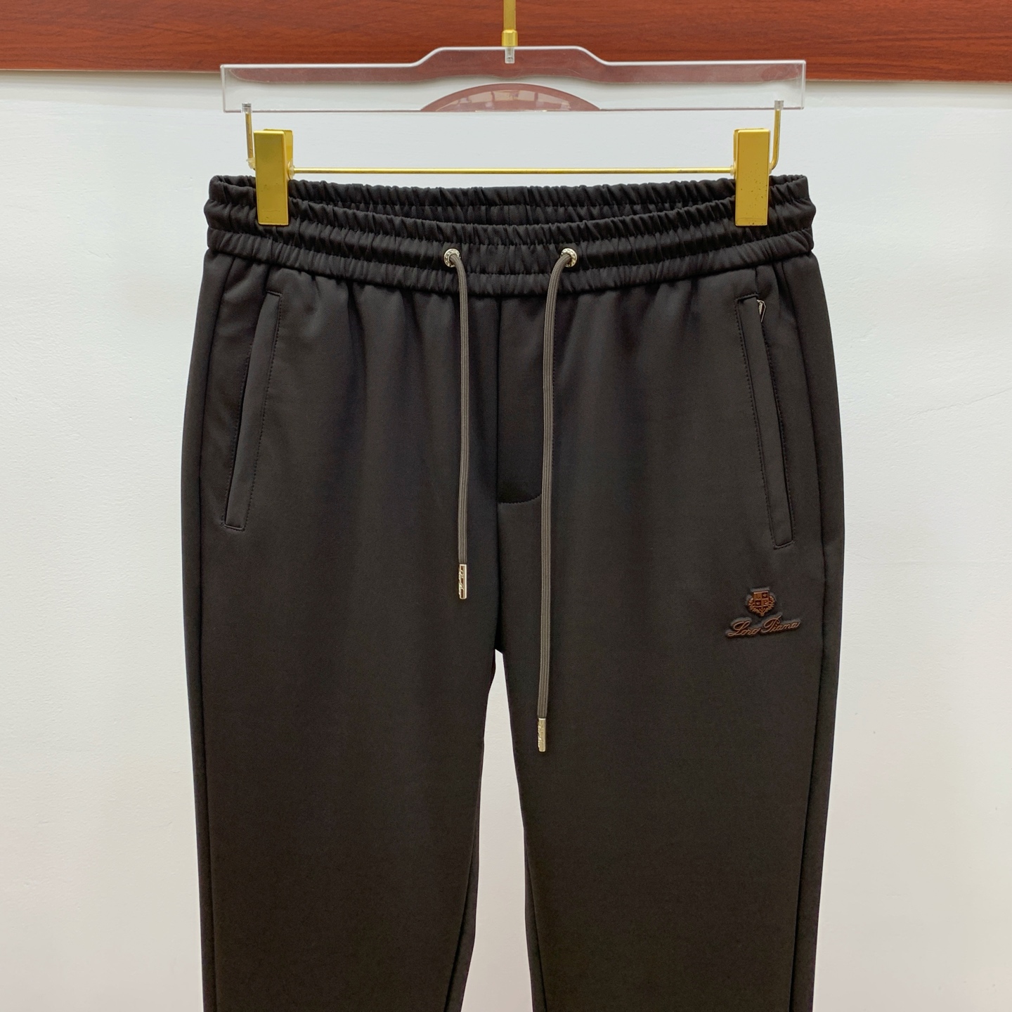 lP🆕 💥独家专供新款休闲裤 高端版本！专柜定制面料 舒适度高，细节无可挑剔，品牌元素设计理念，体现高品