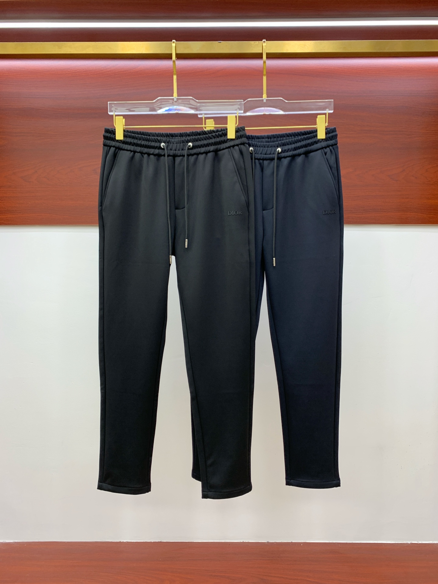 NO:531646,Dior exclusively offers new casual pants, high-end version!  Customized fabrics for counters are highly comfortable, impeccable in details, and the brand element design concept reflects high quality. They feel delicate and soft!  It is casually cut, with a great upper body style!  Code number M-3XL, dior, alexander wang19860909迪奥独家专供新款休闲裤 高端版本！专柜定制面料 舒适度高,细节无可挑剔,品牌元素设计理念,体现高品质.手感细腻柔软！呈现休闲裁剪,上身版型超赞！码数M-3XL,,dior,alexander wang,Men's clothing